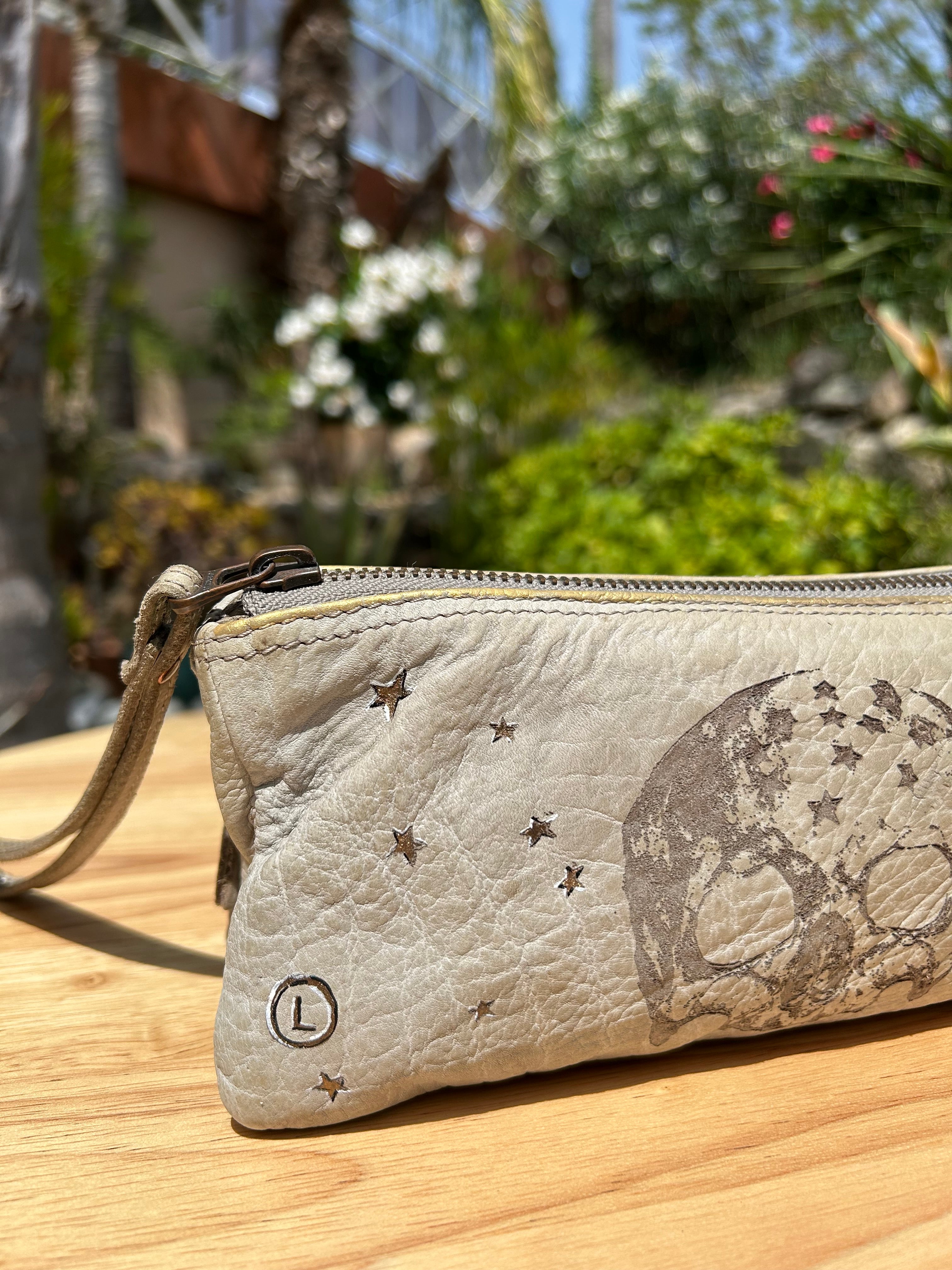 Pochette cuir ZADIG vintage customisée JE M’EN FOUS