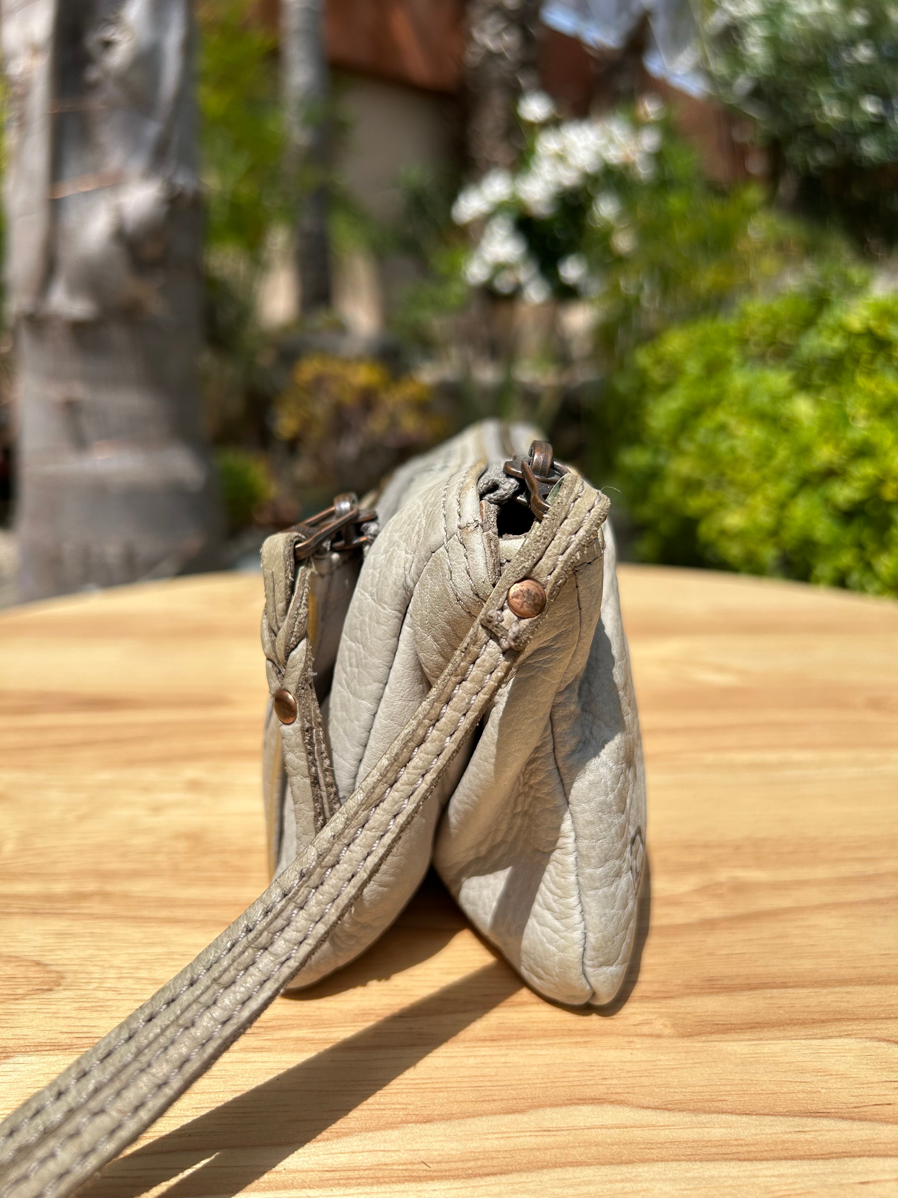 Pochette cuir ZADIG vintage customisée JE M’EN FOUS