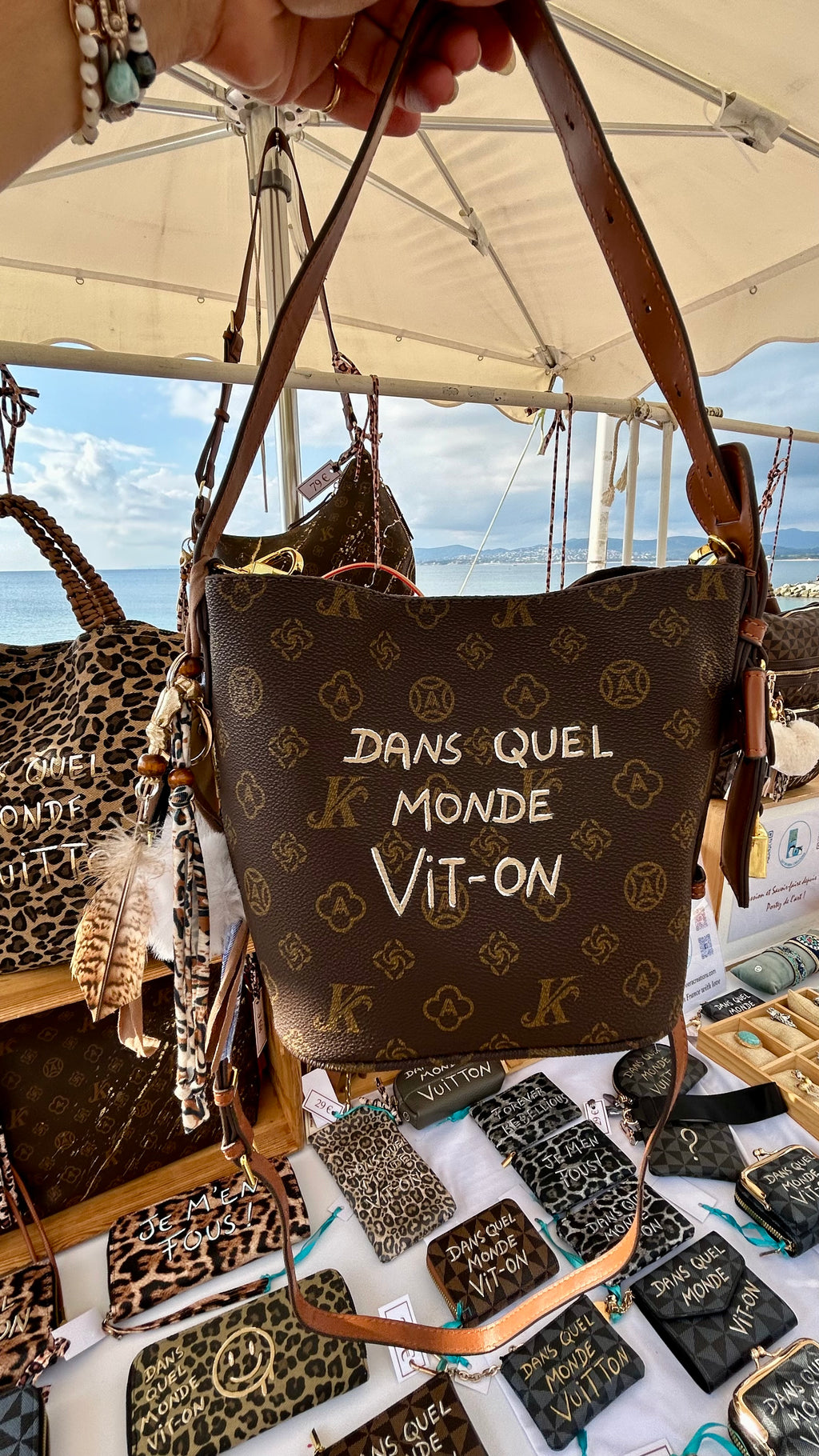 Sac Chic et pochette « Dans quel monde Vit-on »