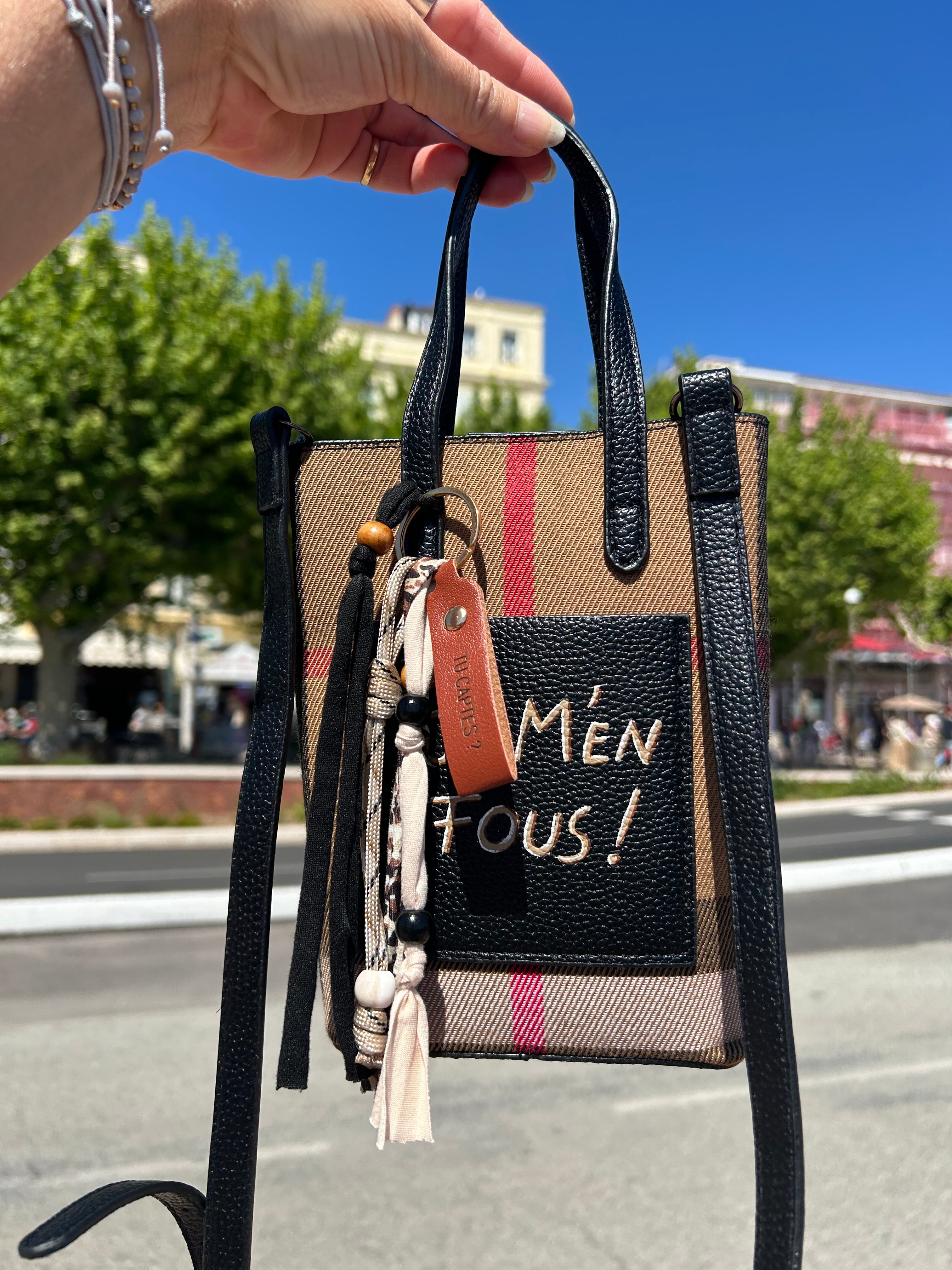 Pochette téléphone noire JE M’EN FOUS !
