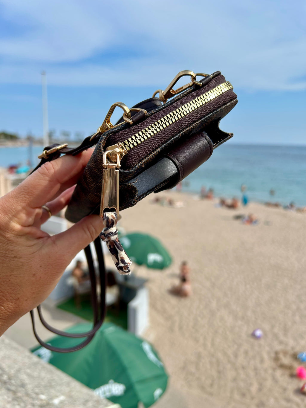 Pochette téléphone marron JE M’EN FOUS !