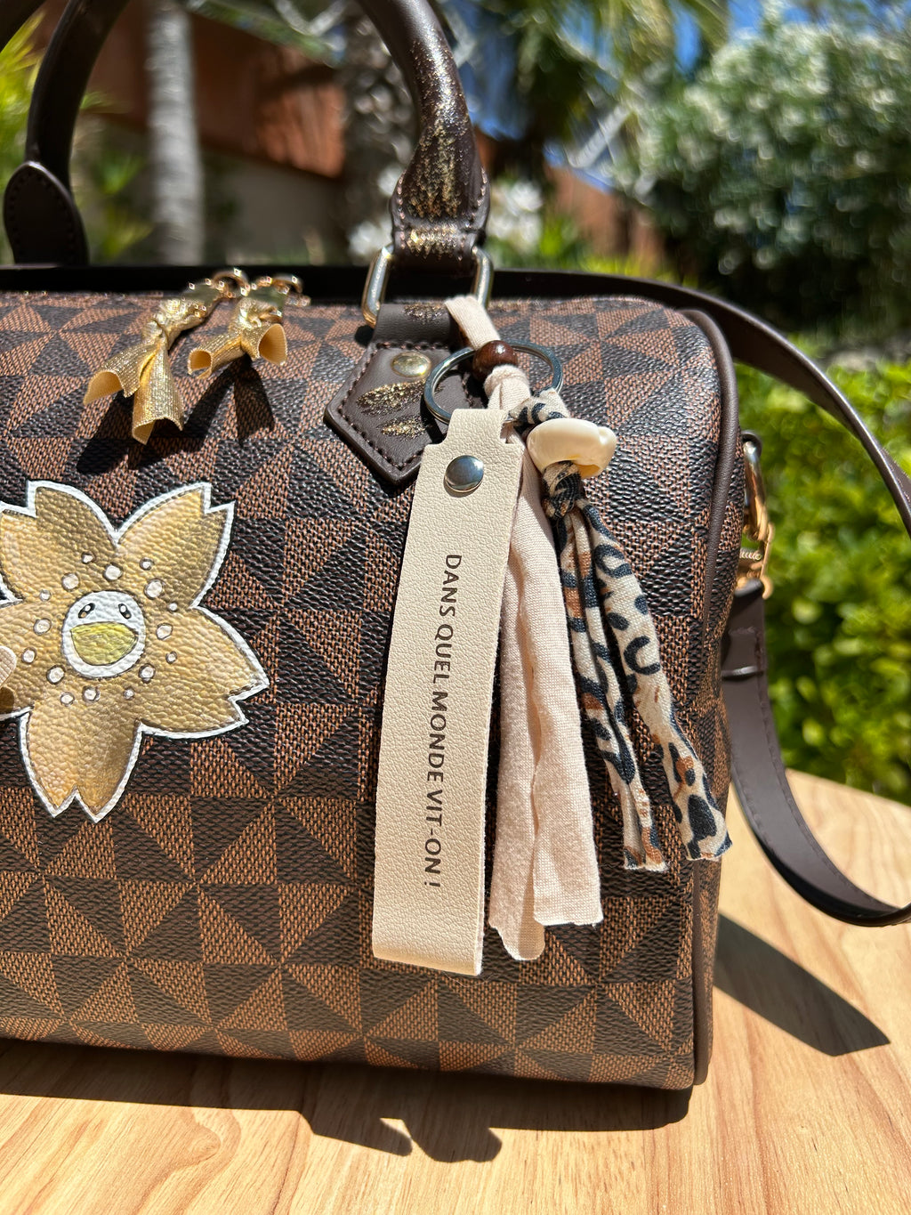 Sac Boston marron fleur dorée