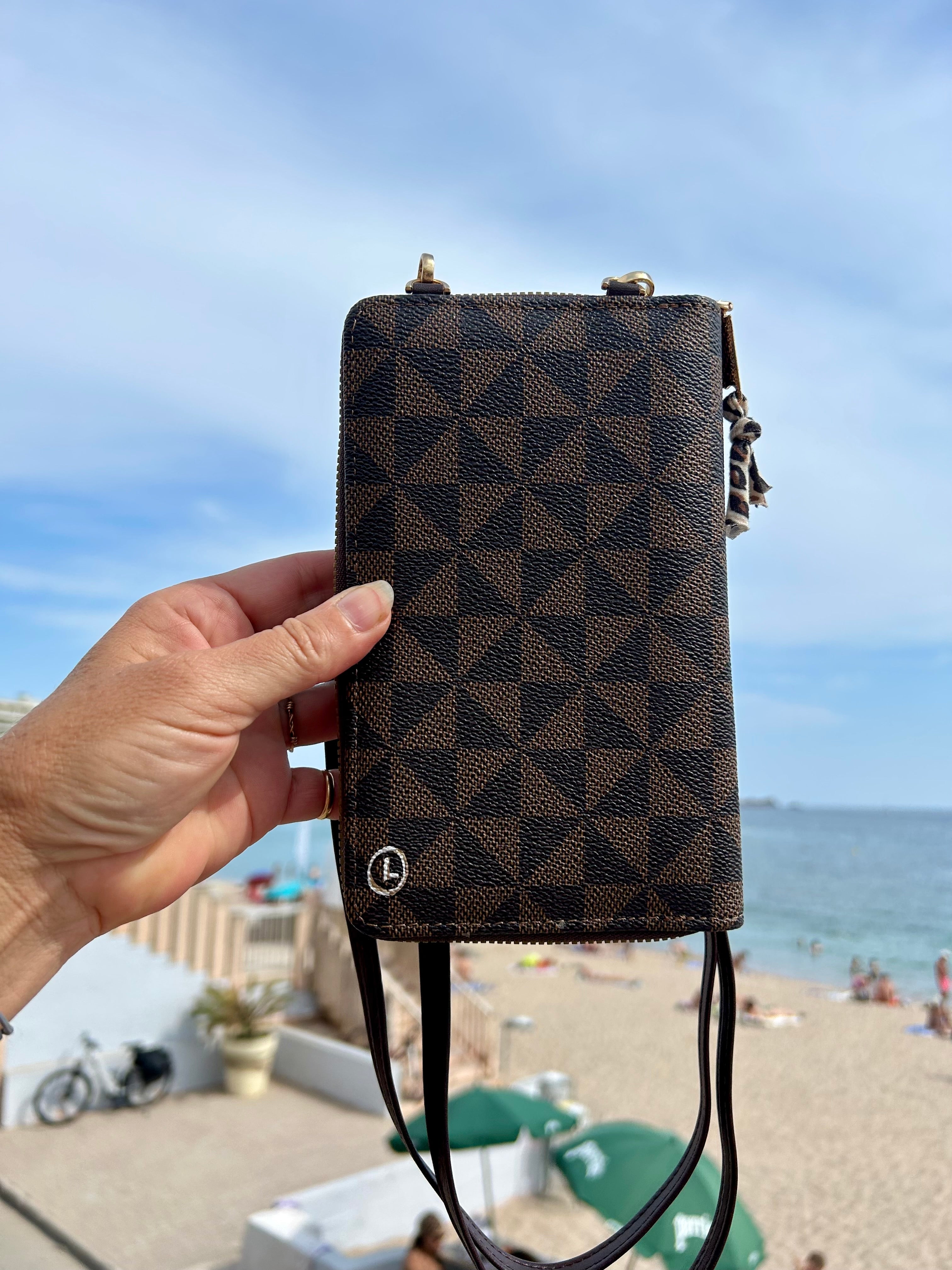 Pochette téléphone marron JE M’EN FOUS !