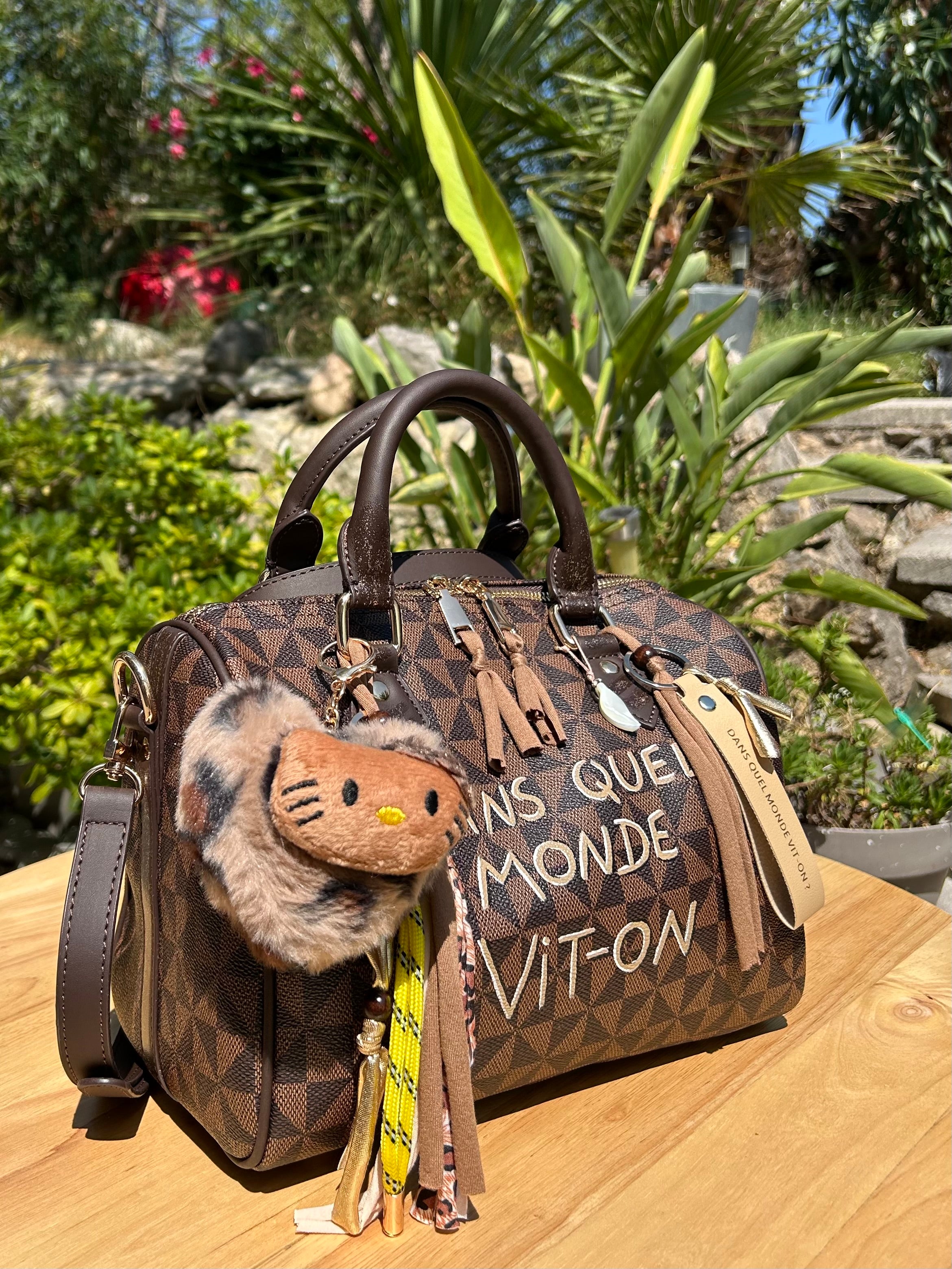 Sac Boston marron DANS QUEL MONDE VIT-ON