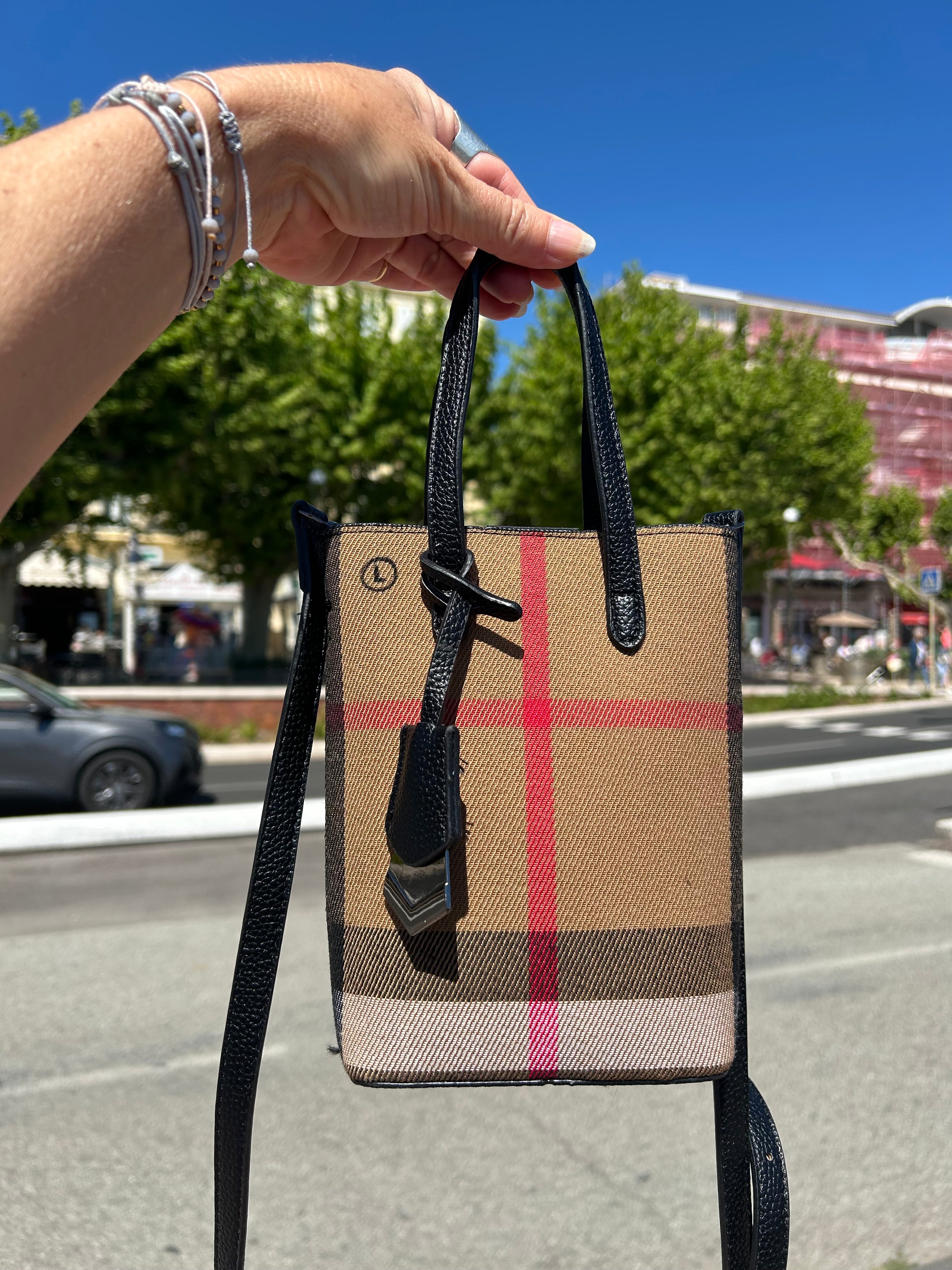 Pochette téléphone noire JE M’EN FOUS !