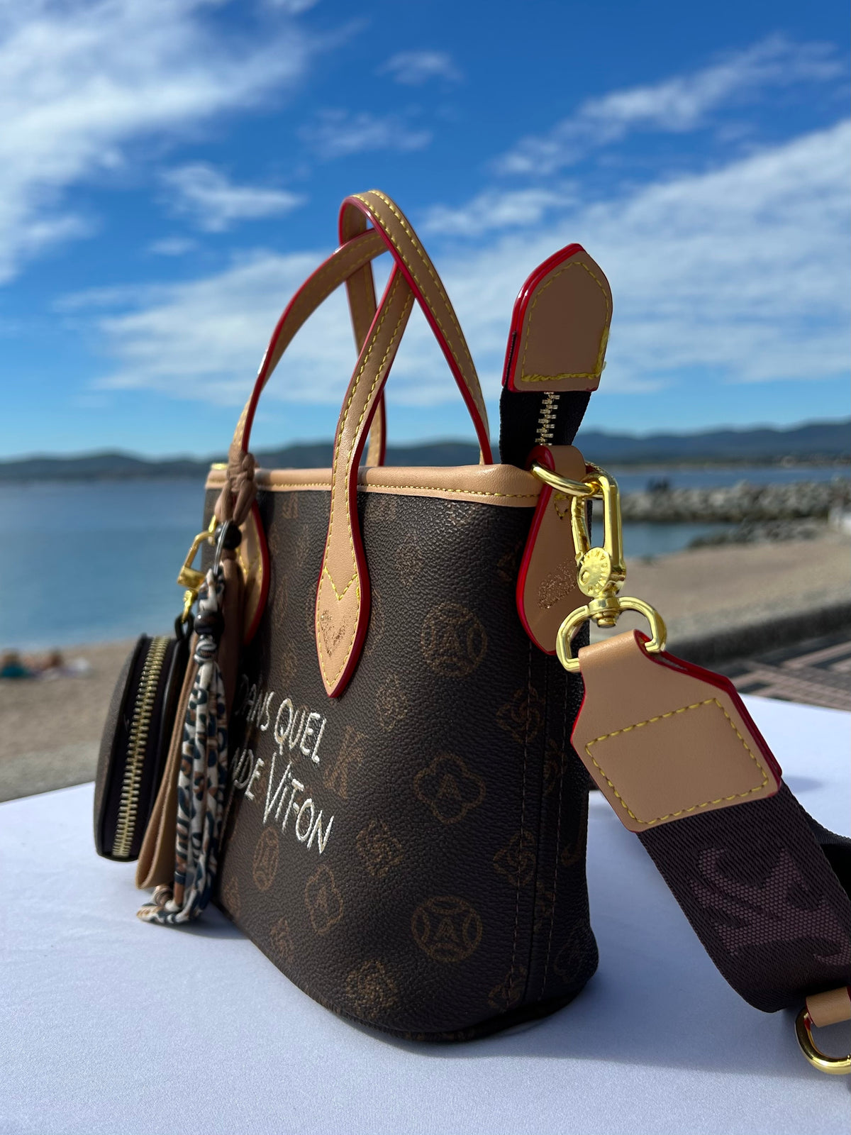 Petit sac et porte monnaie Dans quel monde Vit-on 