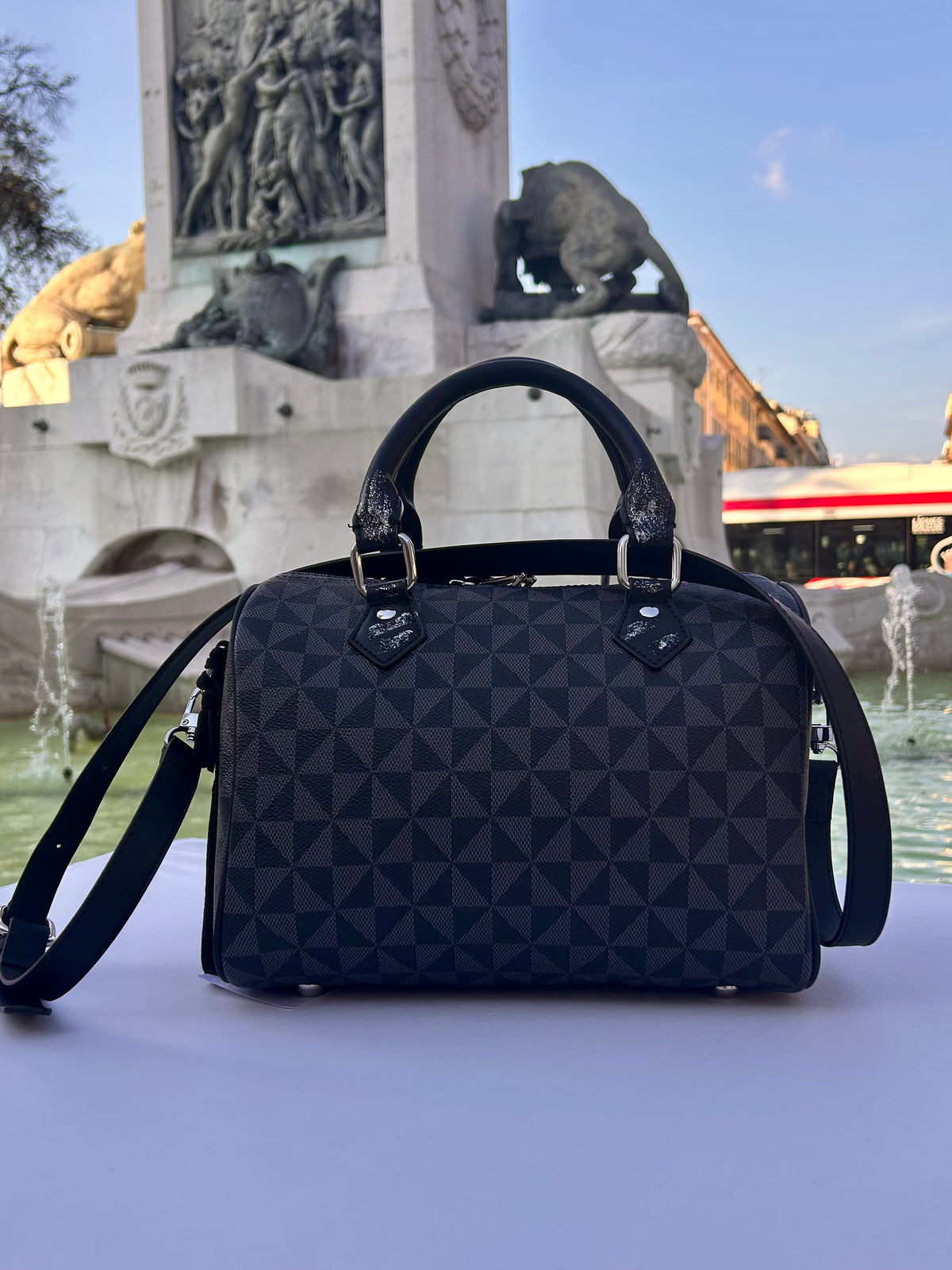 Sac Boston noir DANS QUEL MONDE VIT-ON !