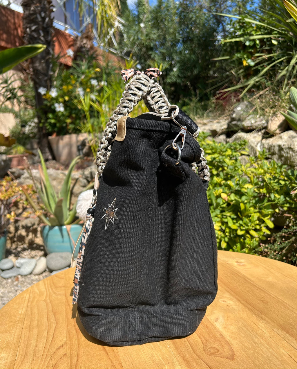 Grand SAC  toile noire  DANS QUEL MONDE VIT-ON