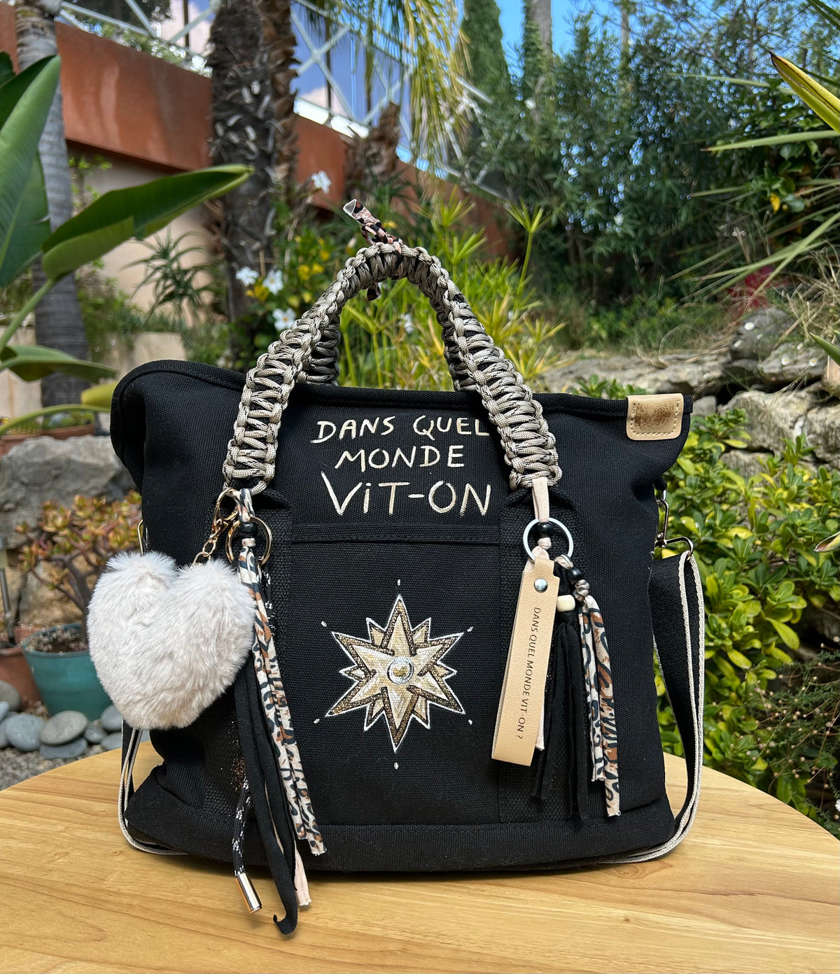 Grand SAC  toile noire  DANS QUEL MONDE VIT-ON