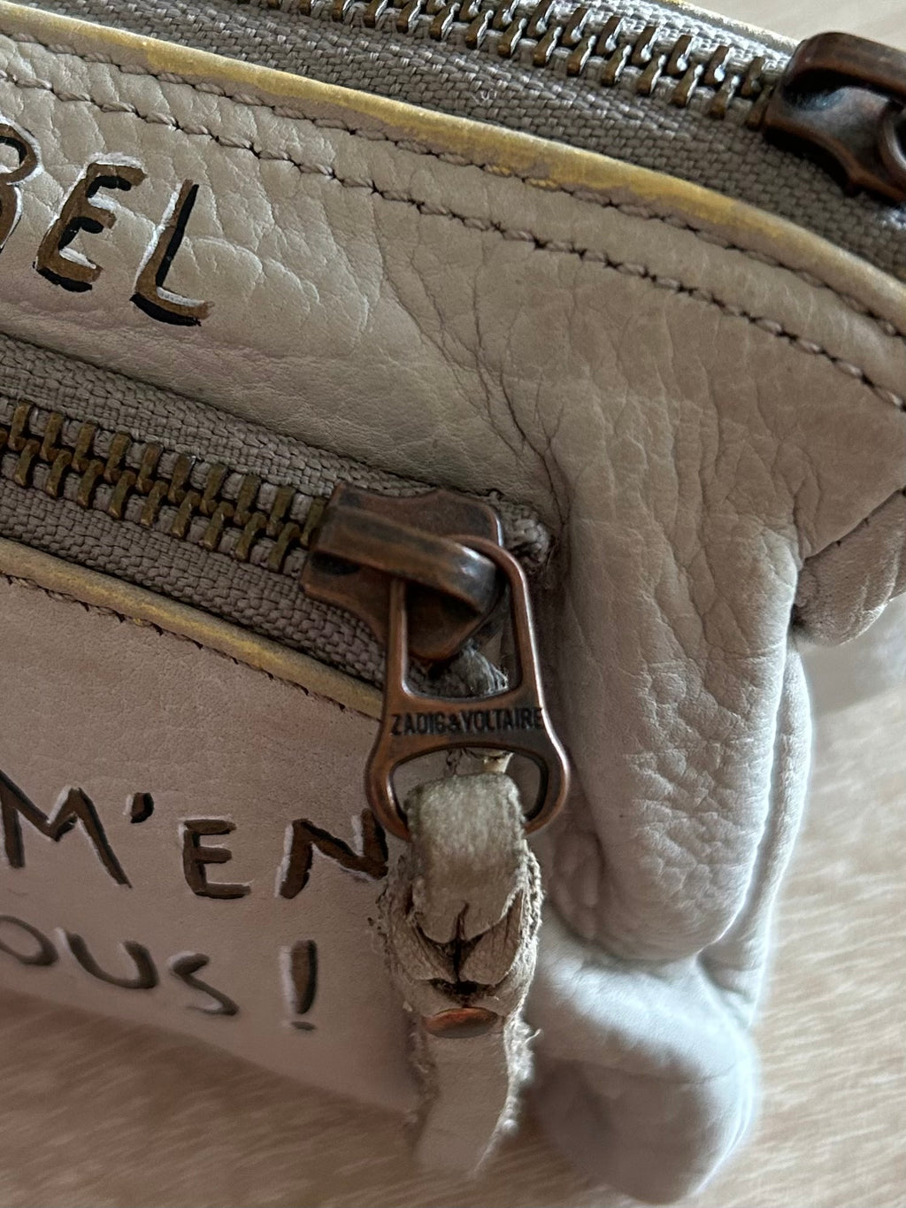 Pochette cuir ZADIG vintage customisée JE M’EN FOUS