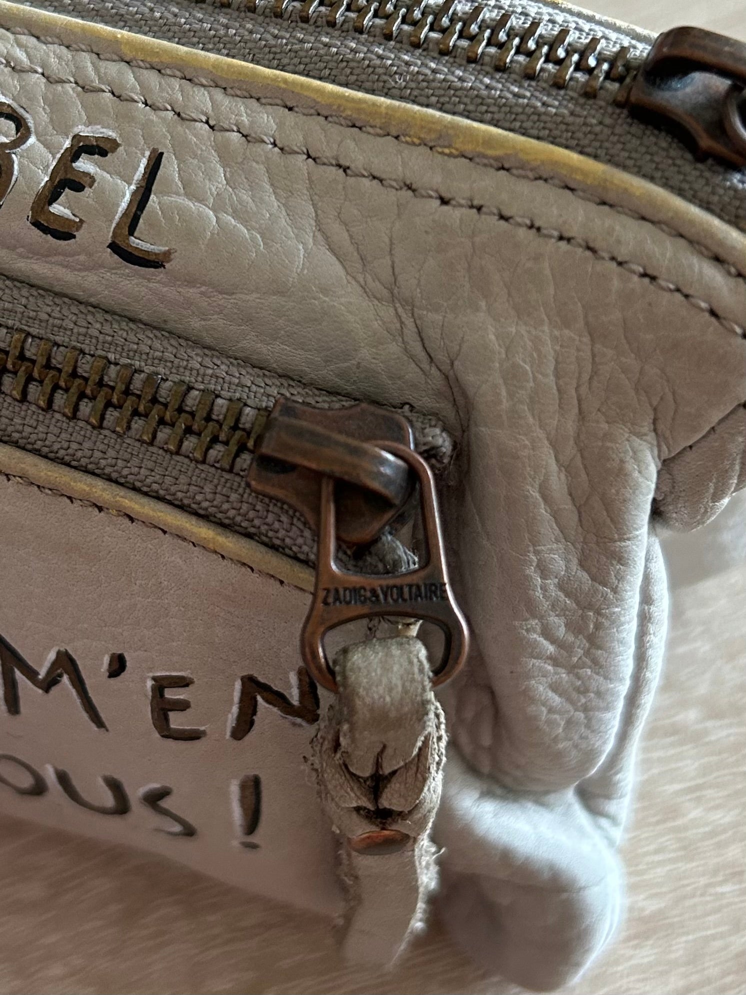 Pochette cuir ZADIG vintage customisée JE M’EN FOUS