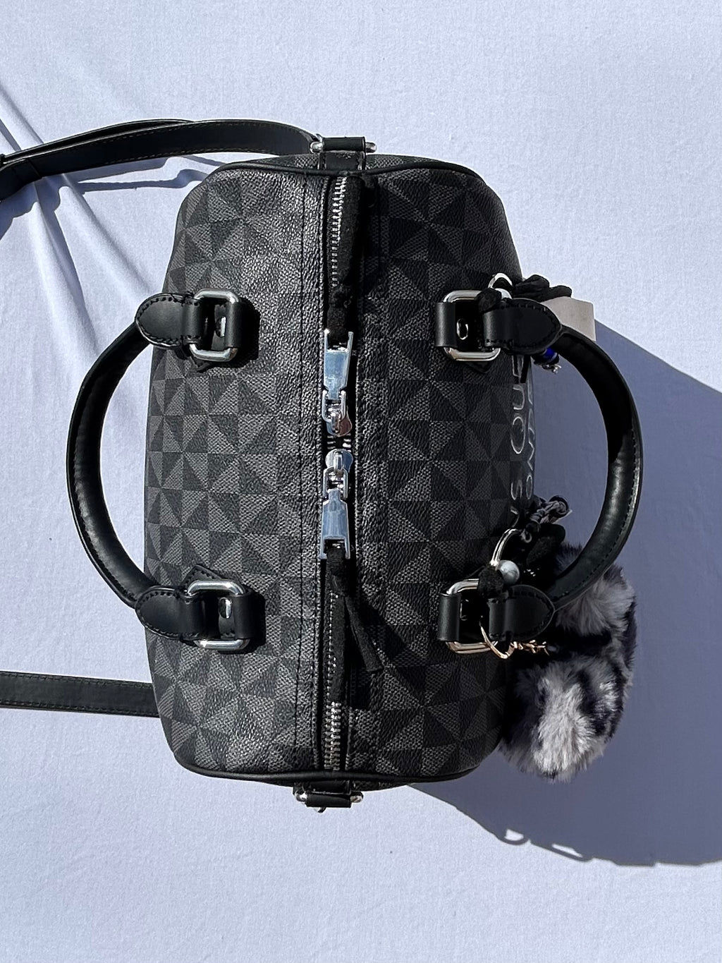 Sac Boston noir DANS QUEL MONDE VIT-ON !