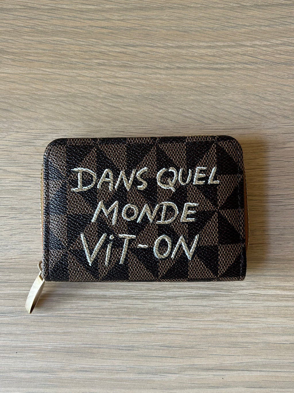 Porte-cartes marron « Dans quel monde vit-on »