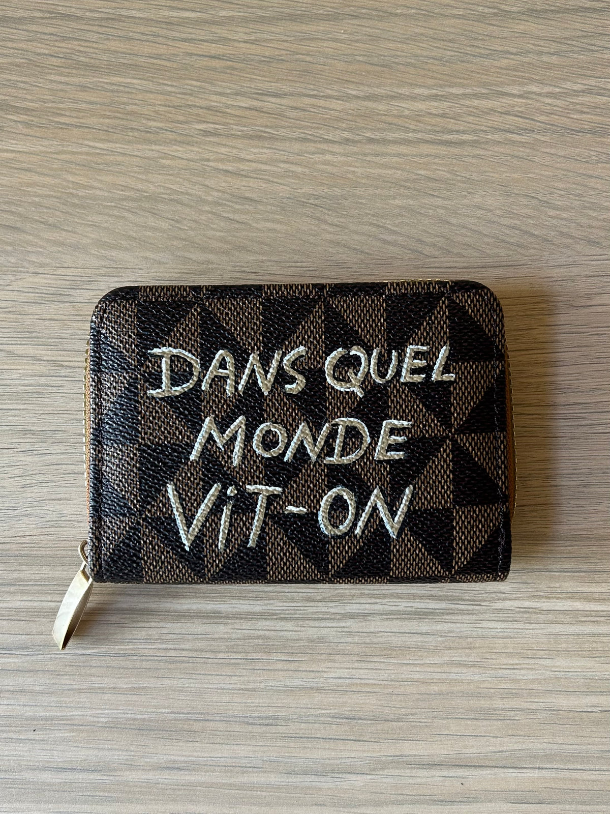 Porte-cartes marron « Dans quel monde vit-on »