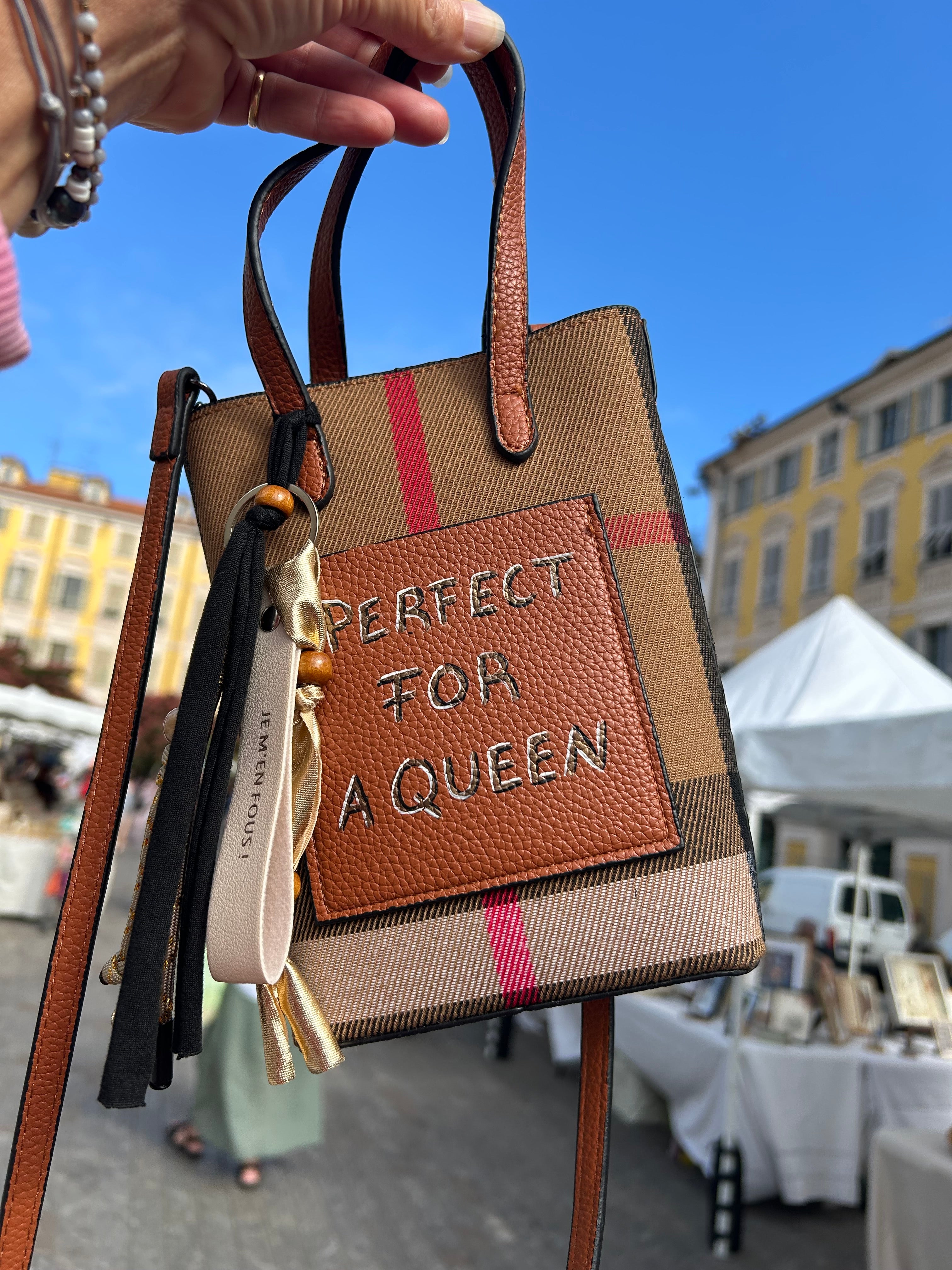Pochette téléphone PERFECT FOR À QUEEN