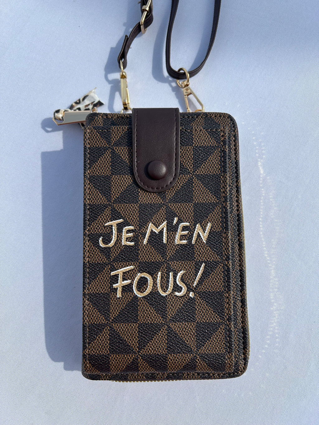 Pochette téléphone marron JE M’EN FOUS !