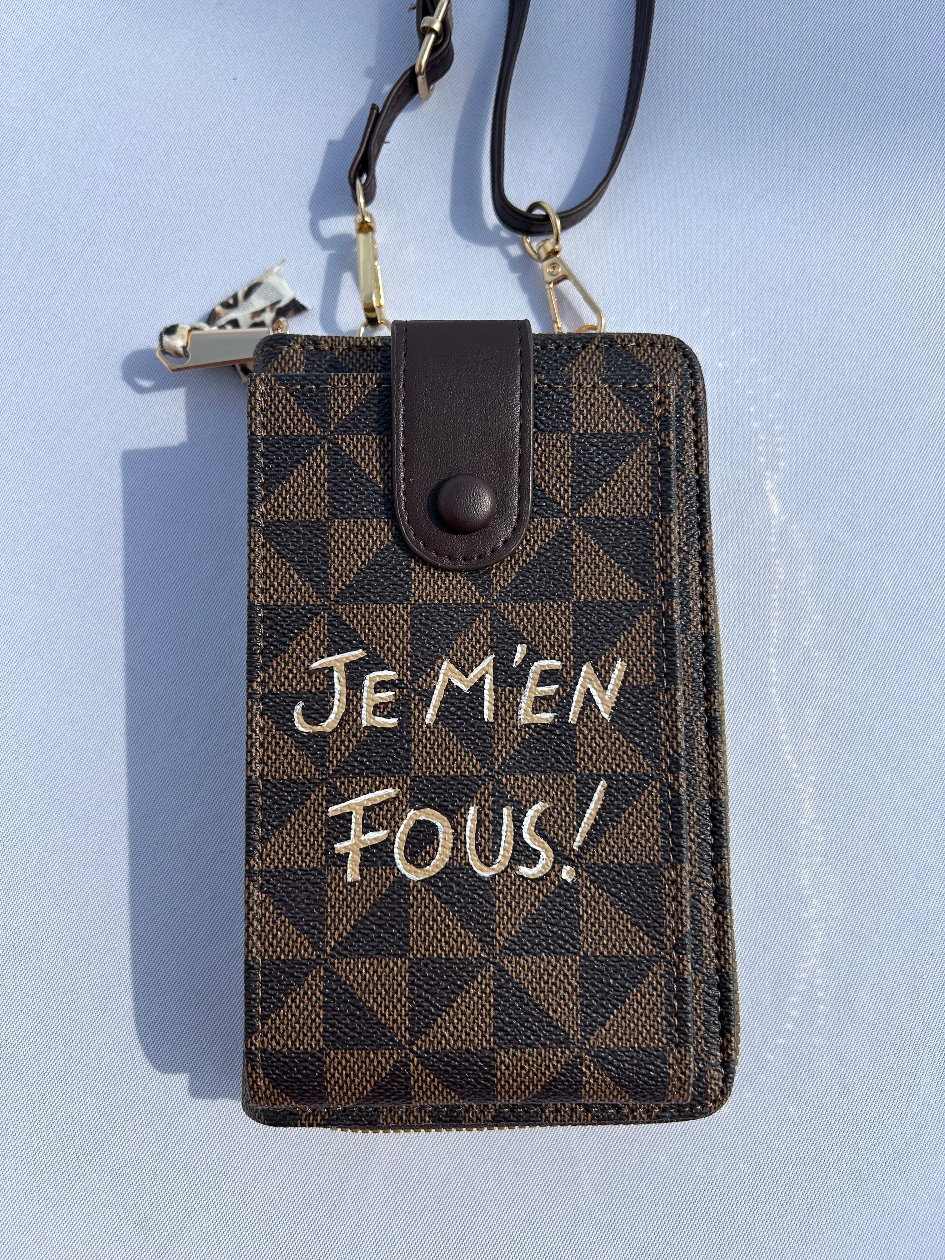 Pochette téléphone marron JE M’EN FOUS !