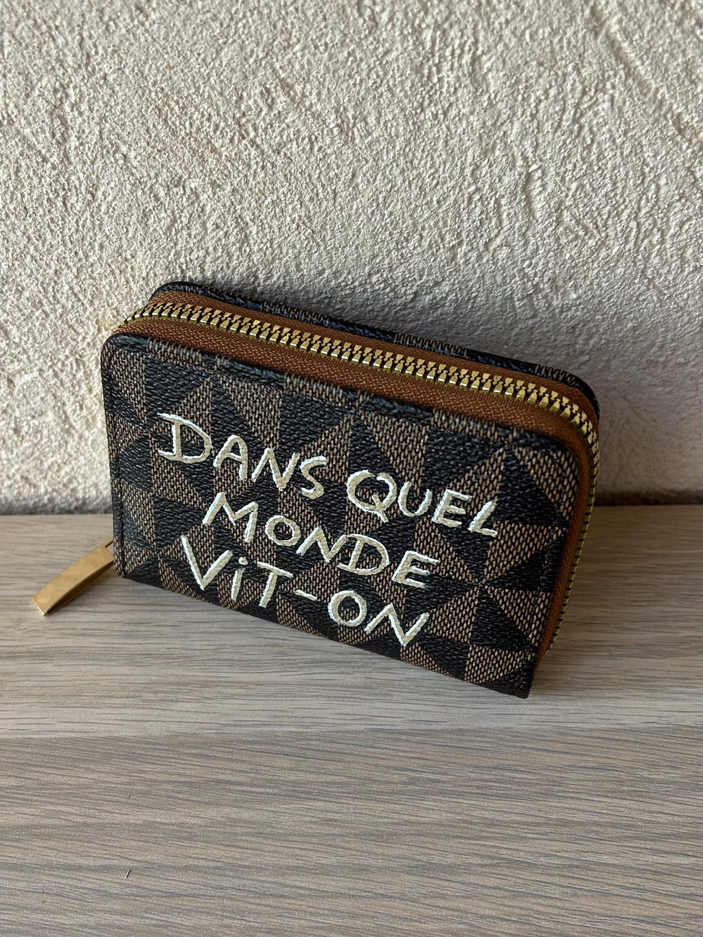 Porte-cartes marron « Dans quel monde vit-on »