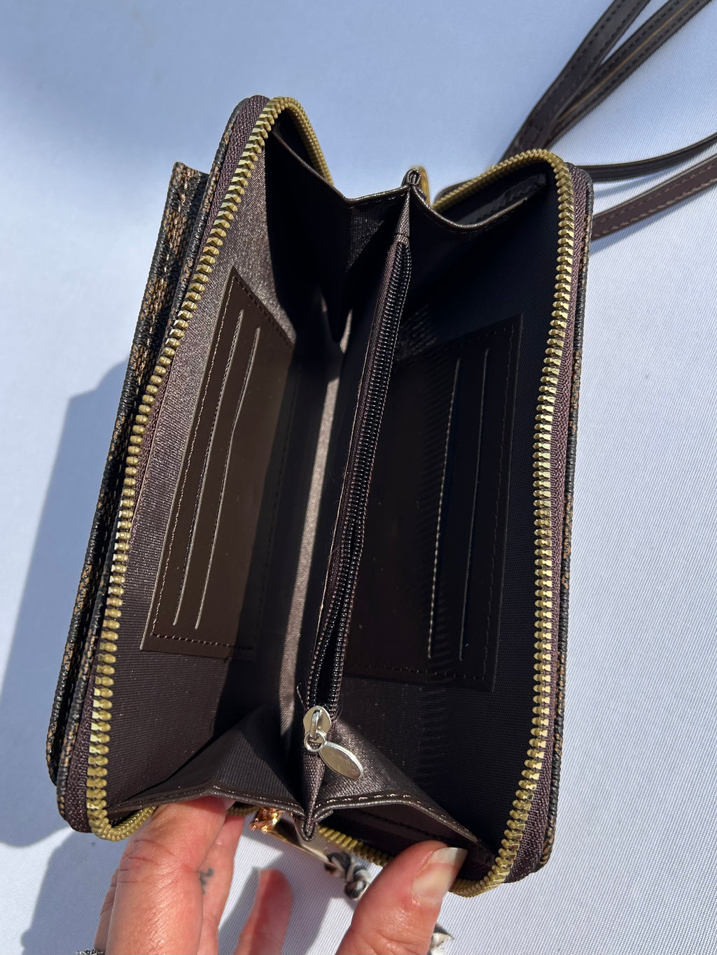 Pochette téléphone marron JE M’EN FOUS !