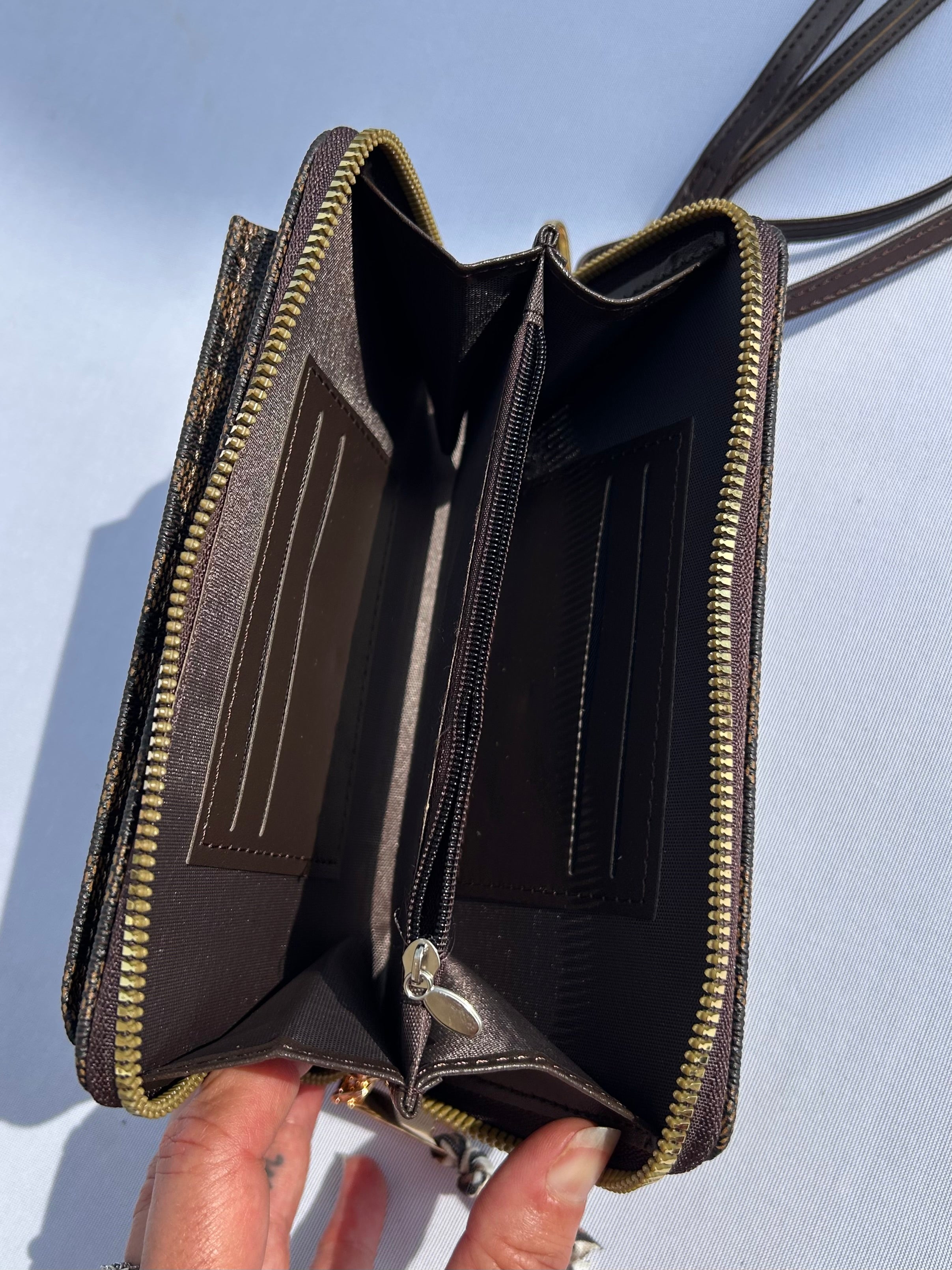 Pochette téléphone marron JE M’EN FOUS !