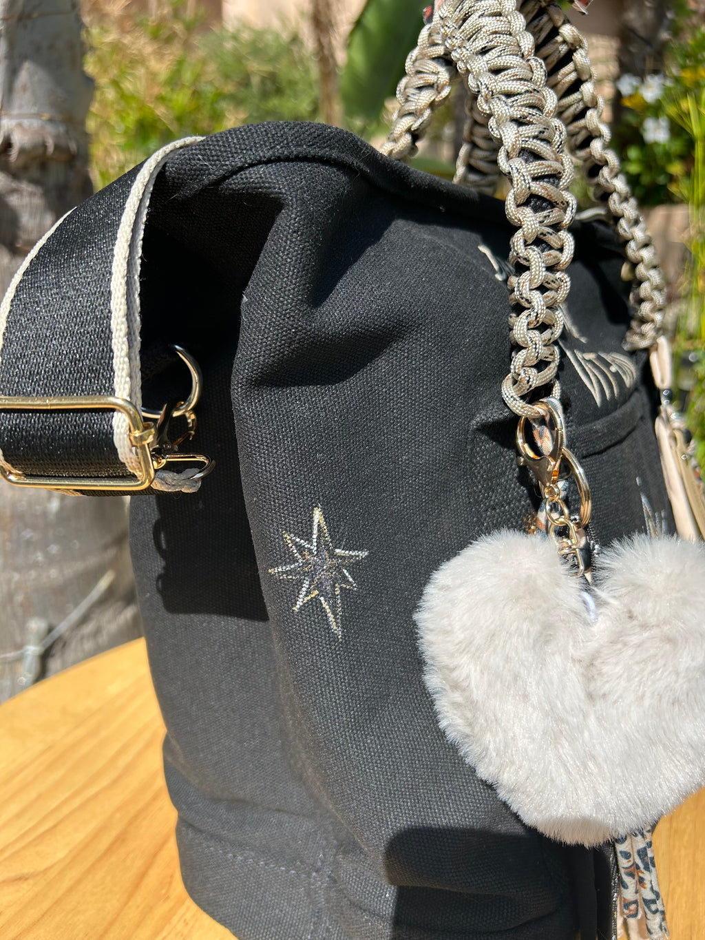 Grand SAC  toile noire  DANS QUEL MONDE VIT-ON