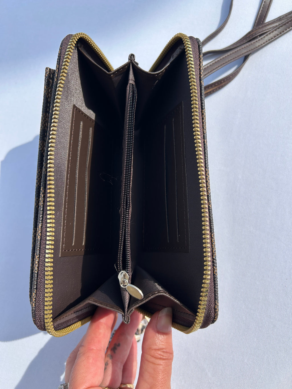 Pochette téléphone marron JE M’EN FOUS !
