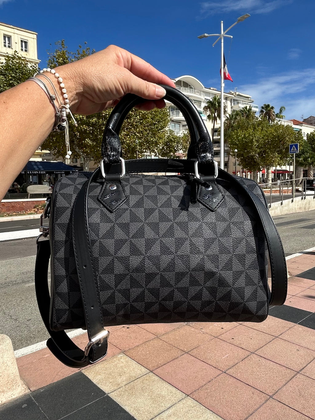 Sac Boston noir DANS QUEL MONDE VIT-ON !