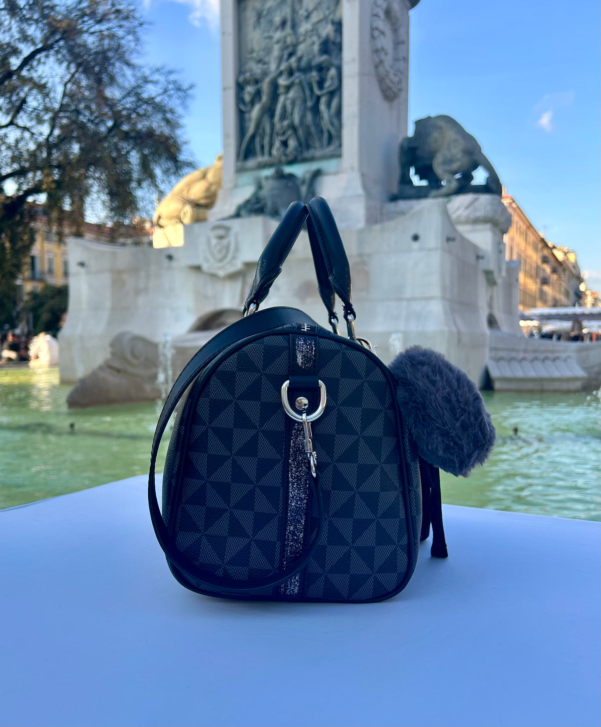 Sac Boston noir DANS QUEL MONDE VIT-ON !