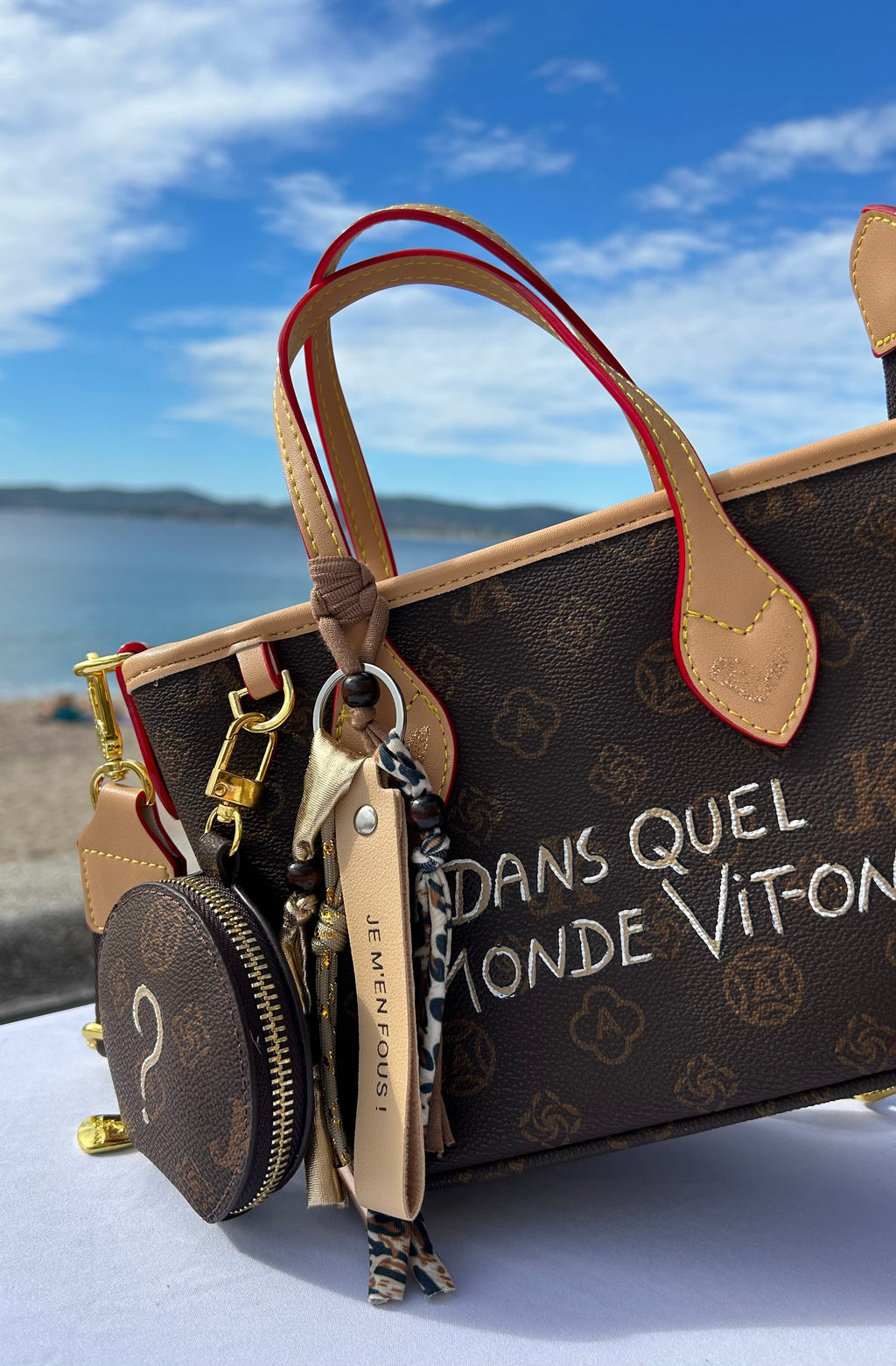 Petit sac et porte monnaie Dans quel monde Vit-on 