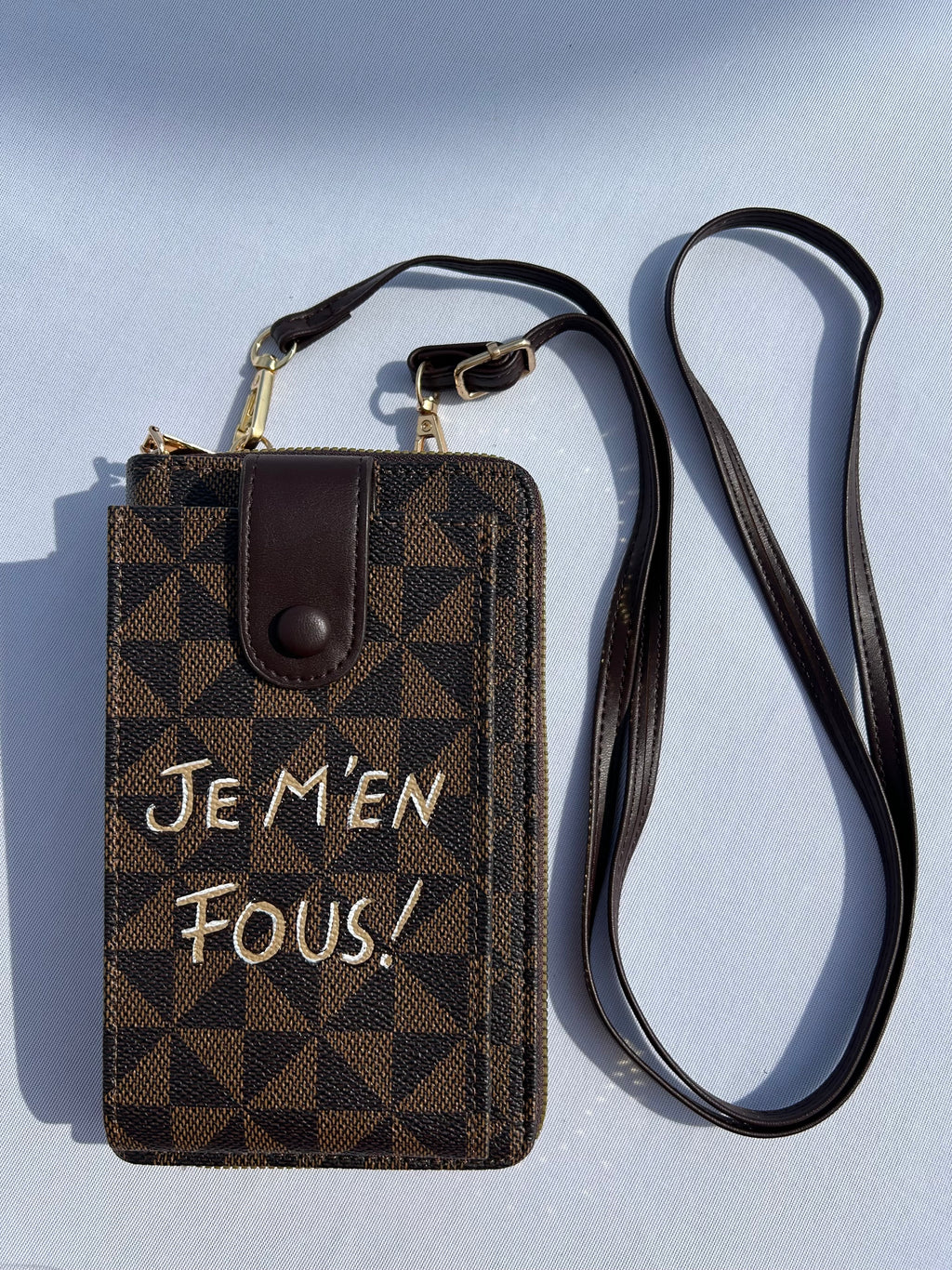 Pochette téléphone marron JE M’EN FOUS !