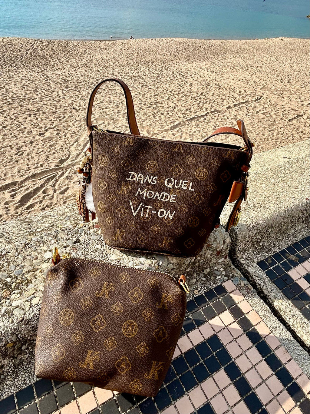 Sac Chic et pochette « Dans quel monde Vit-on »
