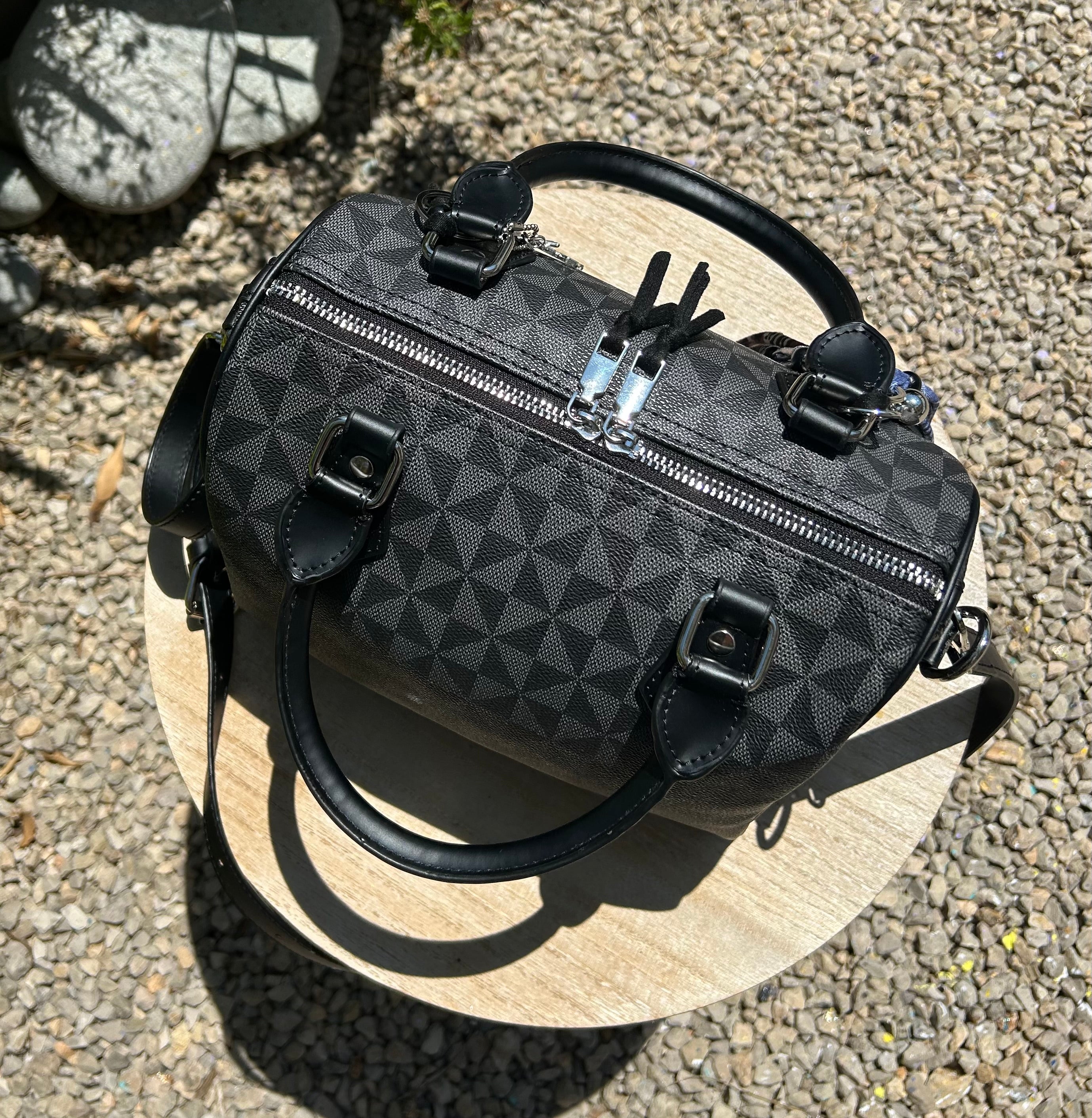 Sac Boston noir Dans Quel Monde Vitton