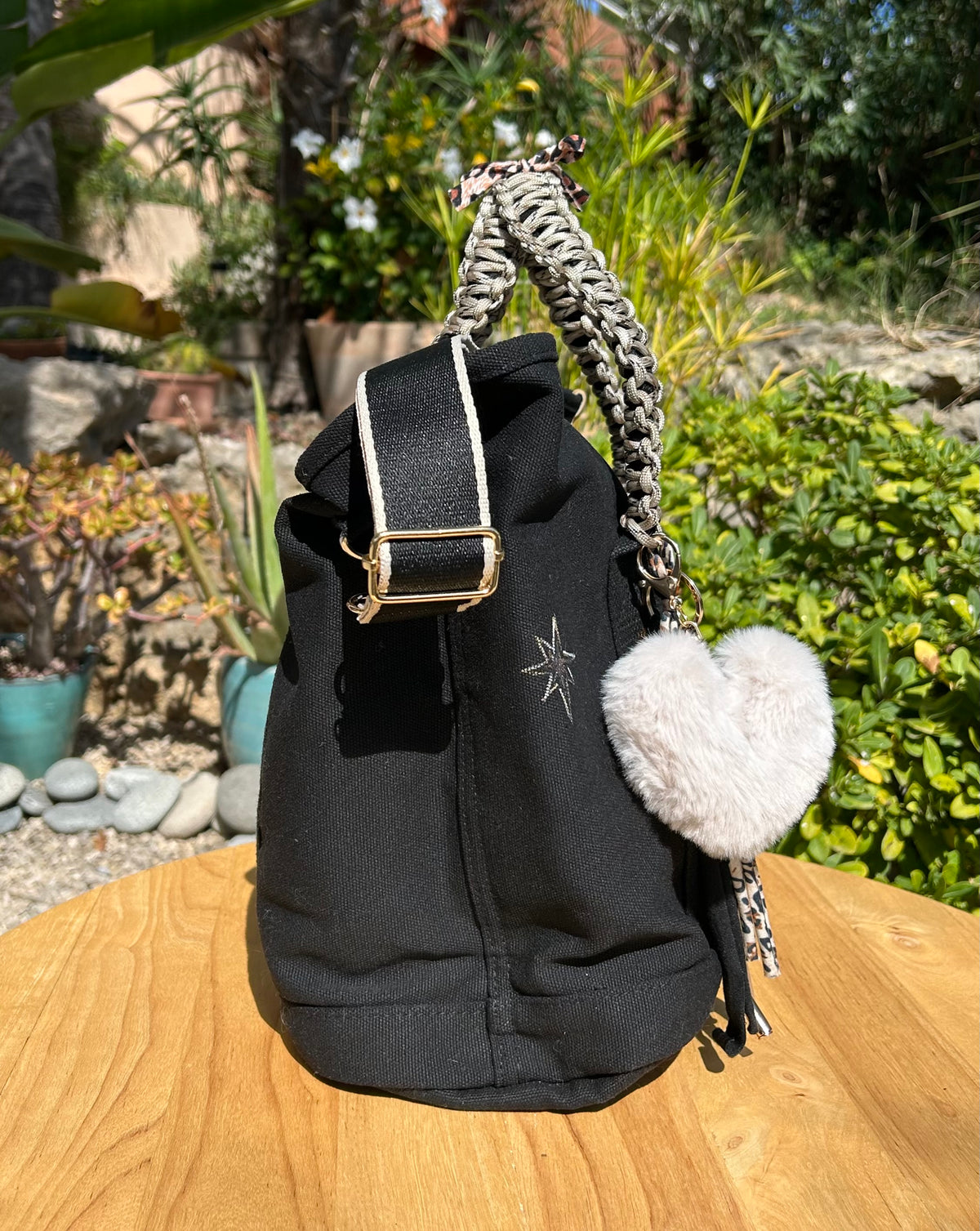 Grand SAC  toile noire  DANS QUEL MONDE VIT-ON