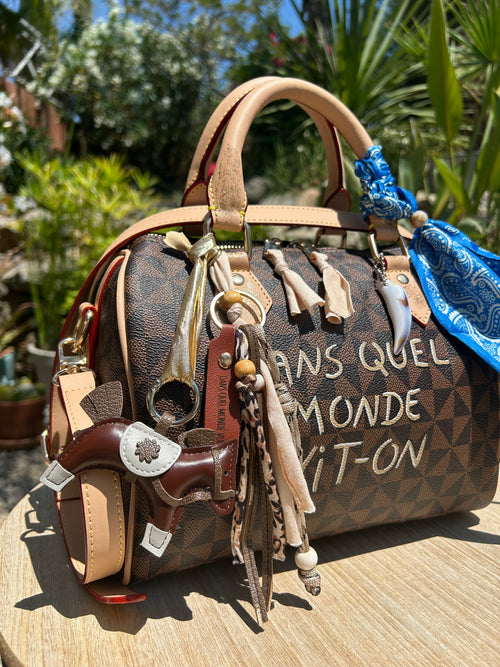 Sac Boston marron DANS QUEL MONDE VIT-ON