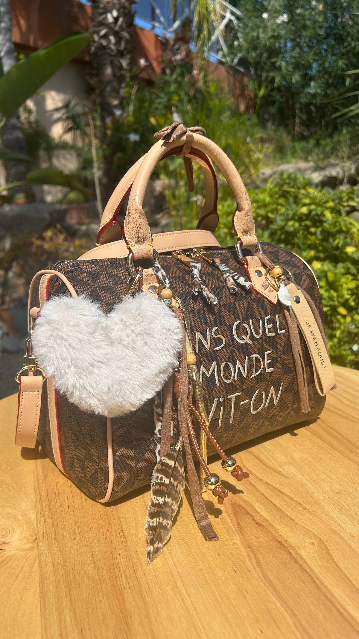 Sac Boston marron Dans quel monde Vit-on