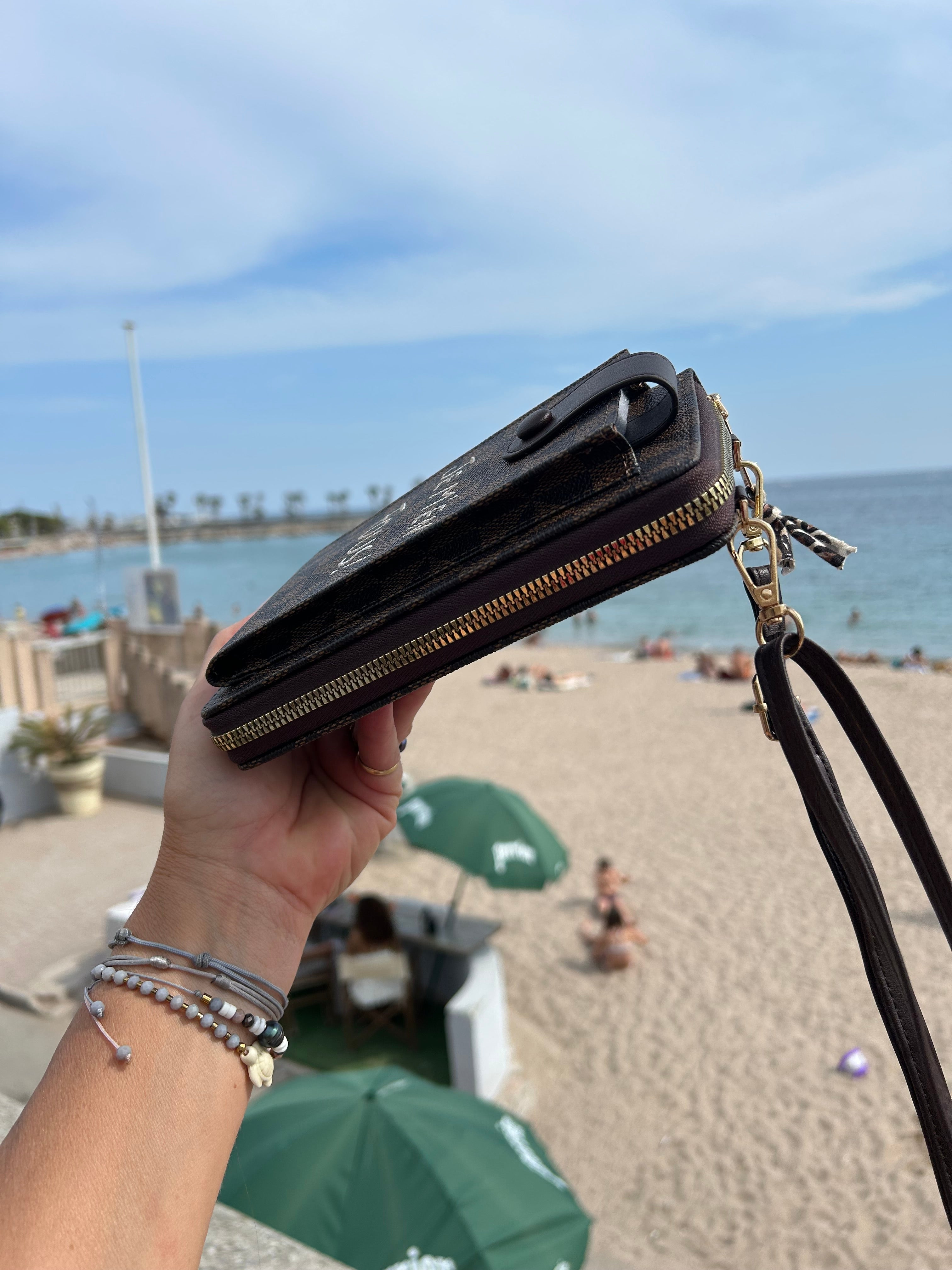 Pochette téléphone marron JE M’EN FOUS !
