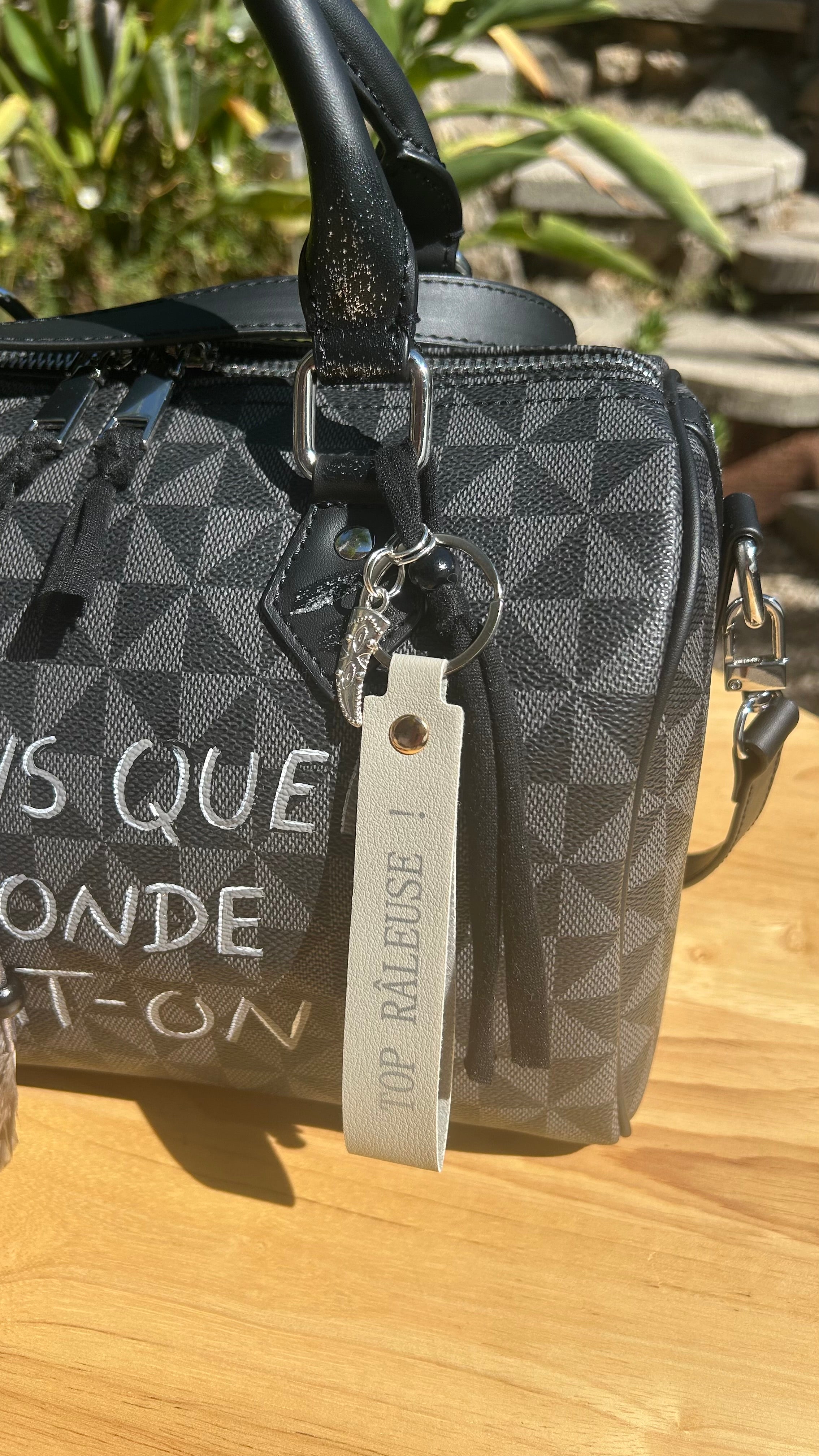 Sac Boston noir DANS QUEL MONDE VIT-ON