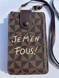 Pochette téléphone marron JE M’EN FOUS !