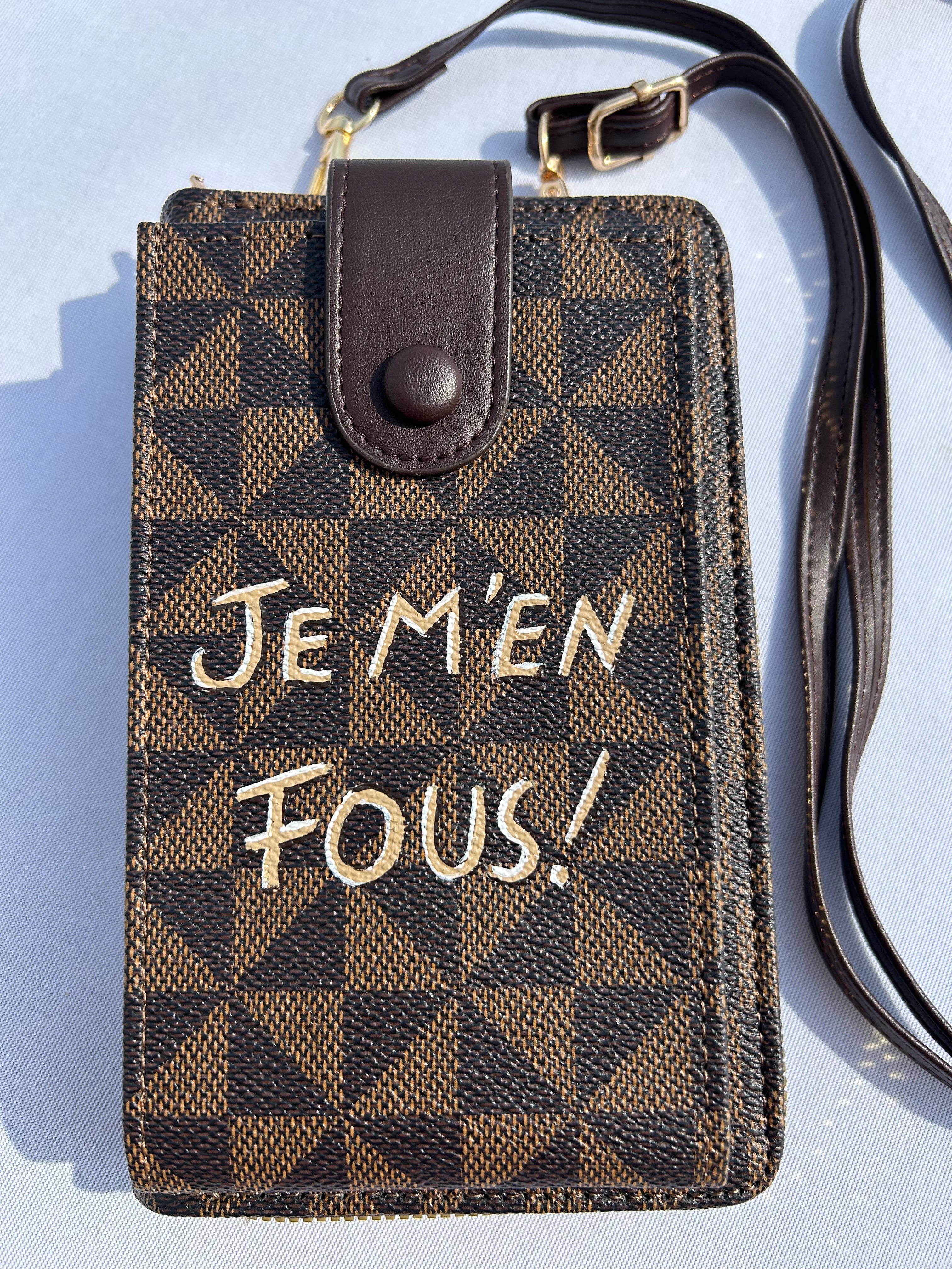 Pochette téléphone marron JE M’EN FOUS !