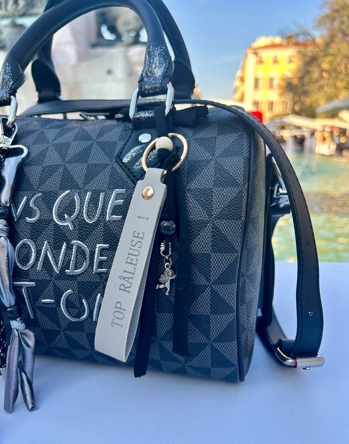 Sac Boston noir DANS QUEL MONDE VIT-ON !
