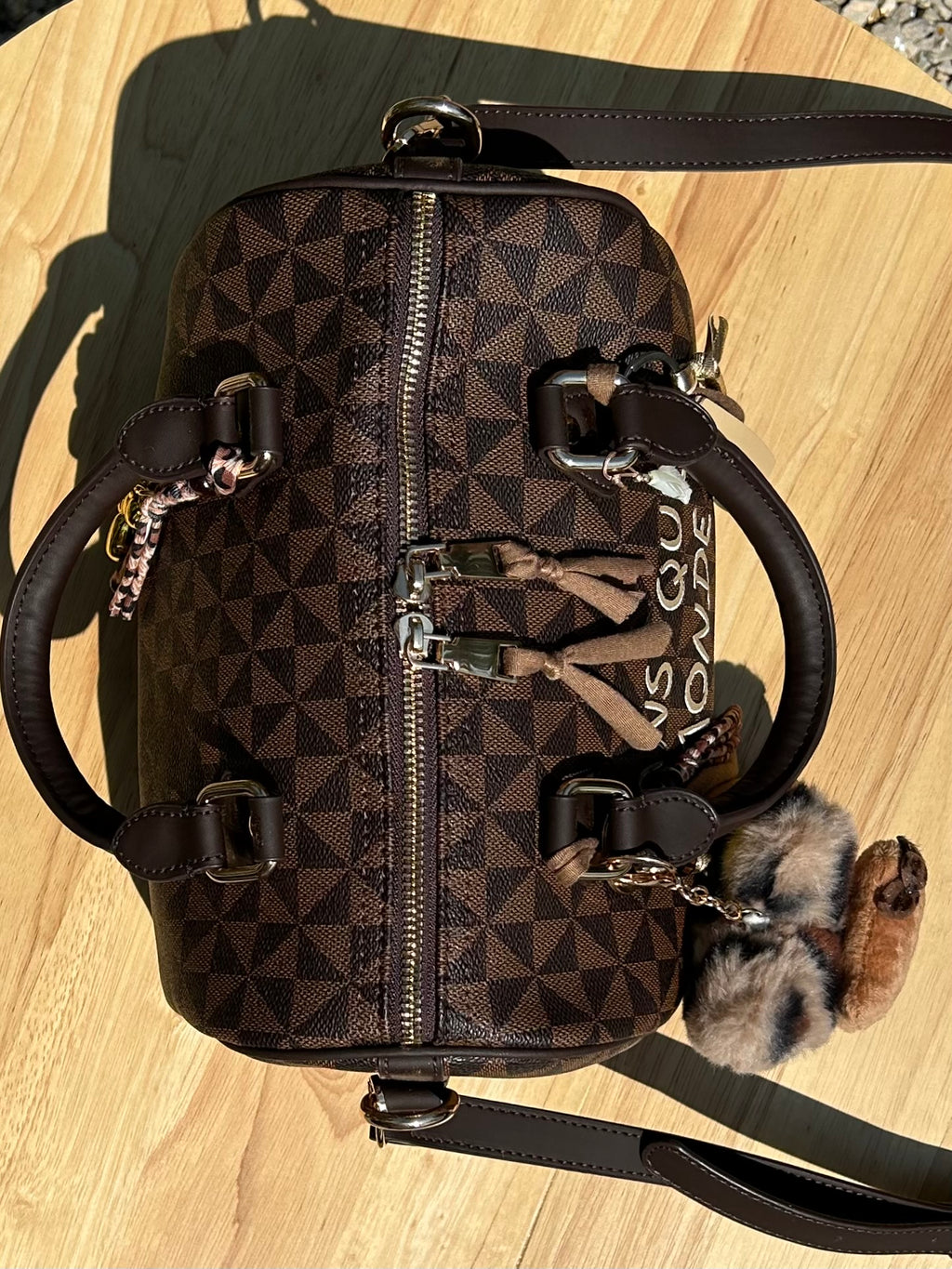 Sac Boston marron DANS QUEL MONDE VIT-ON