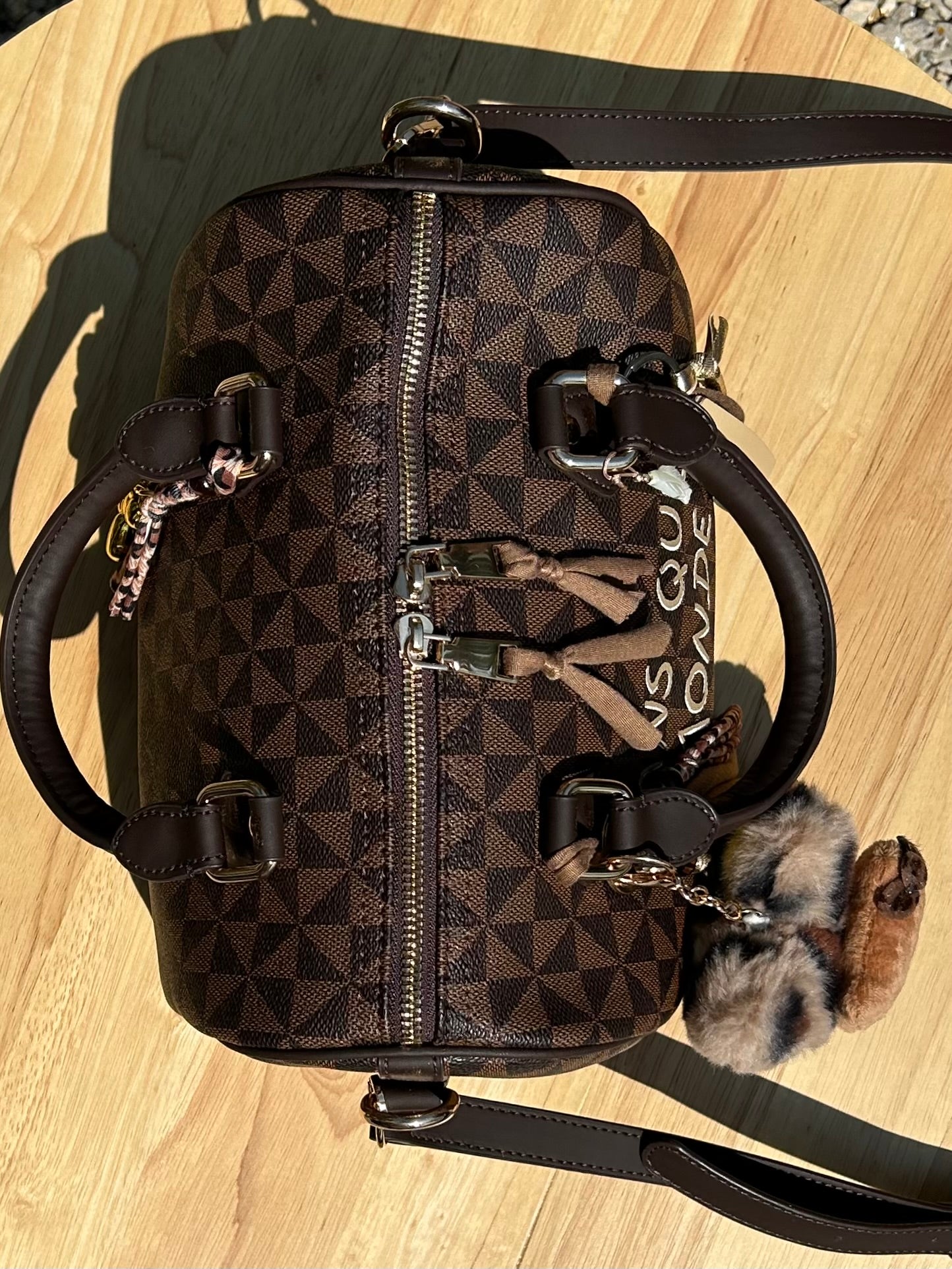 Sac Boston marron DANS QUEL MONDE VIT-ON