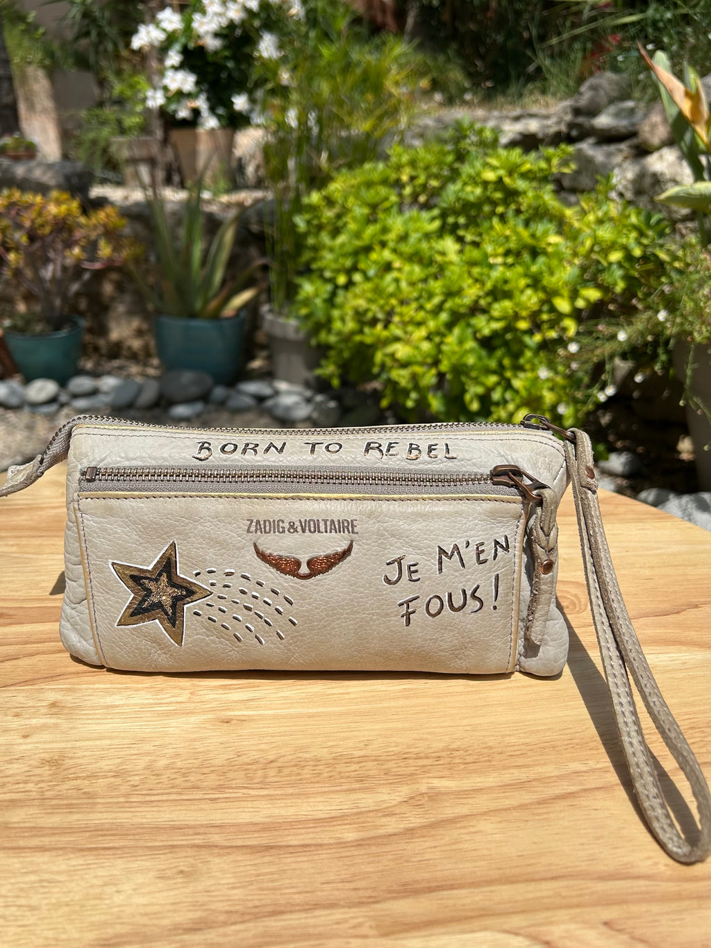 Pochette cuir ZADIG vintage customisée JE M’EN FOUS