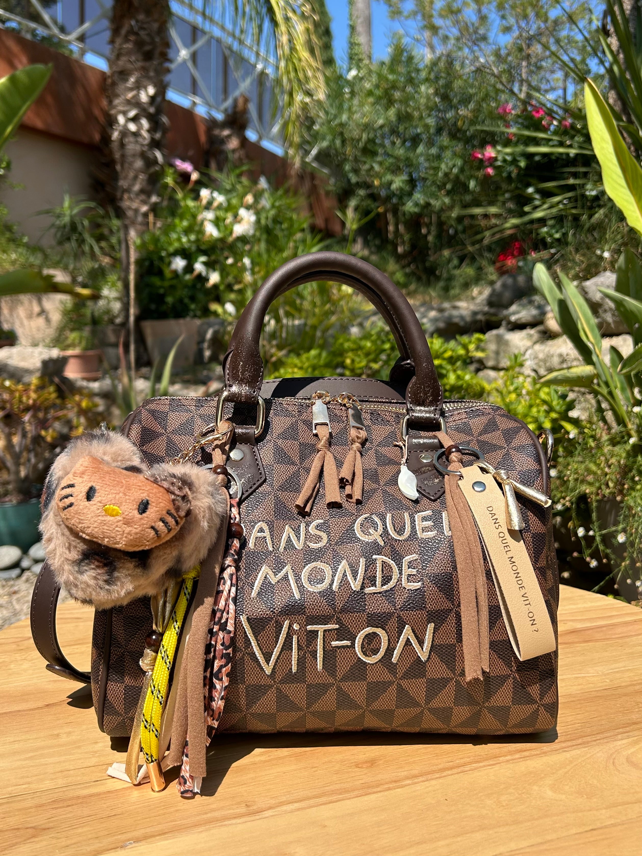 Sac Boston marron DANS QUEL MONDE VIT-ON