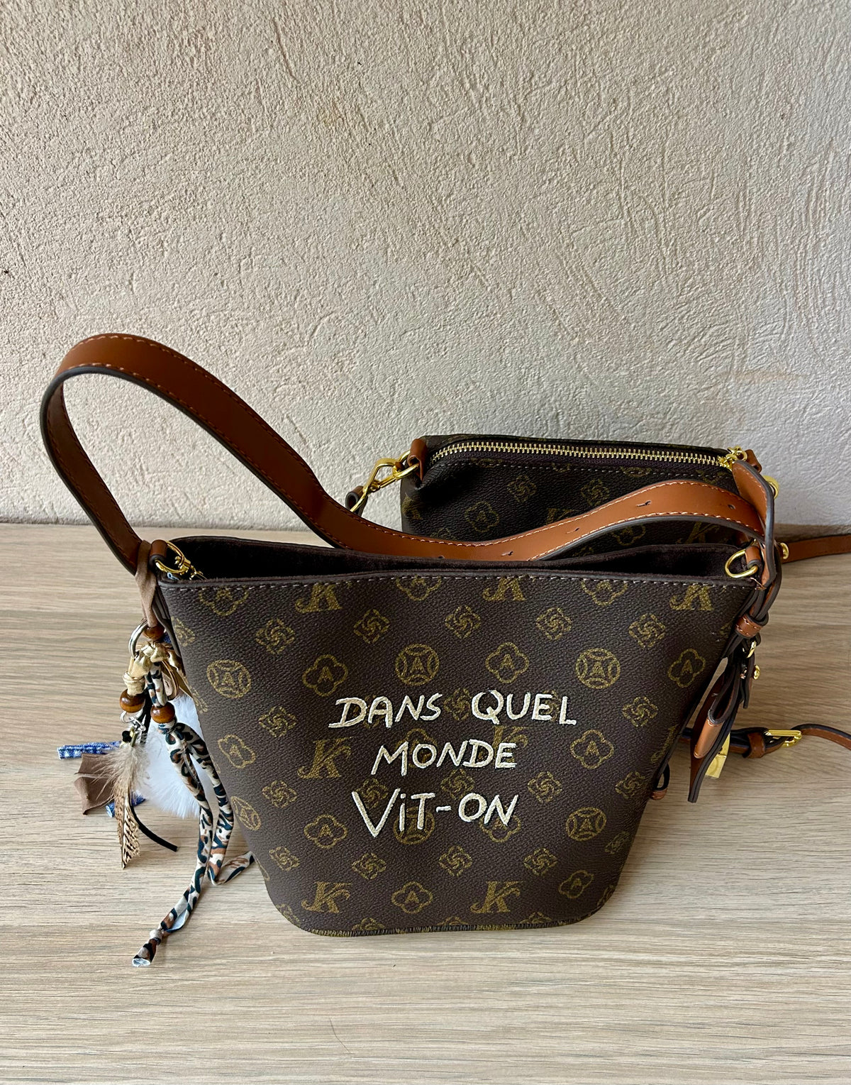Sac Chic et pochette Dans quel monde Vit-on »