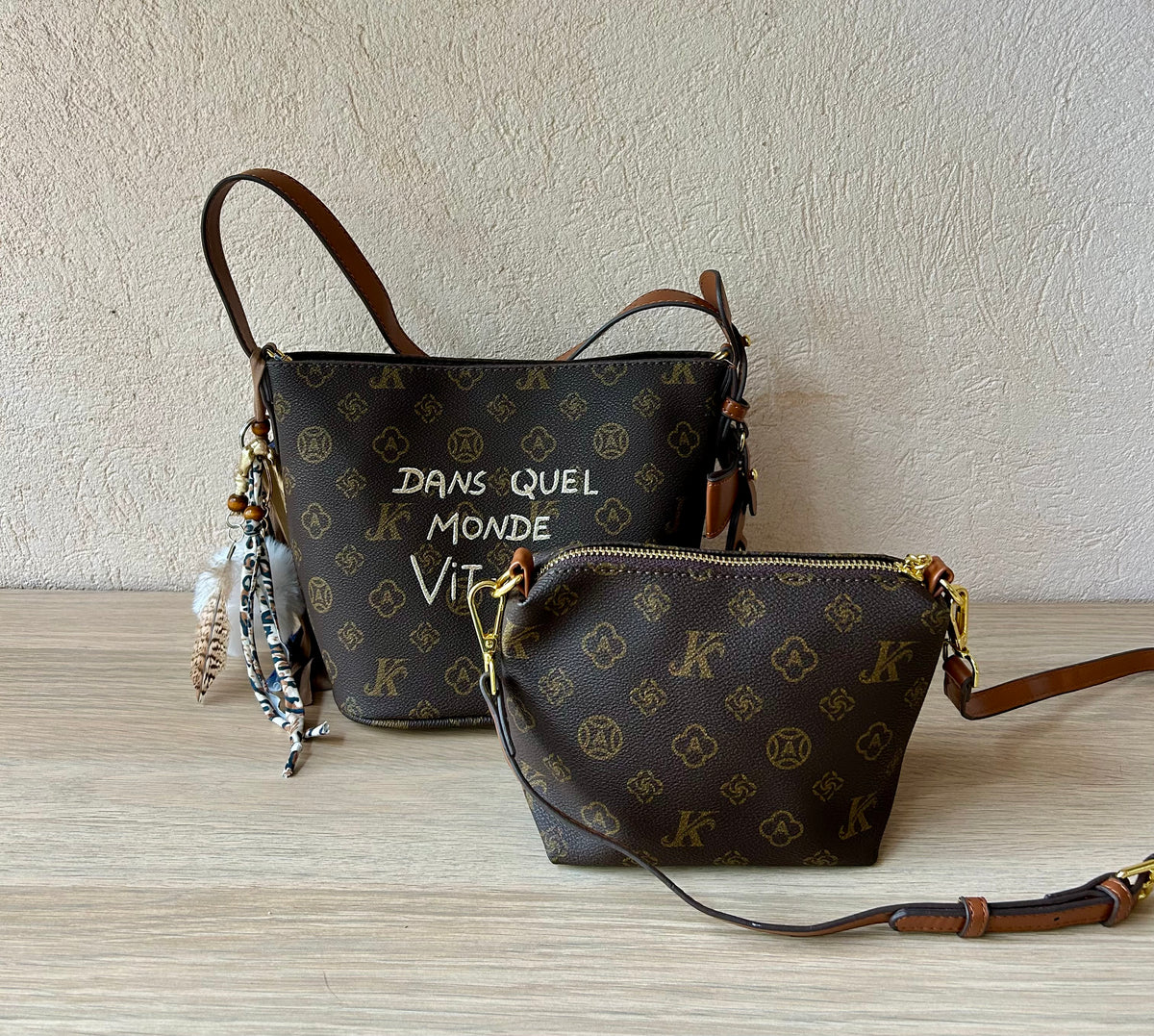 Sac Chic et pochette Dans quel monde Vit-on »