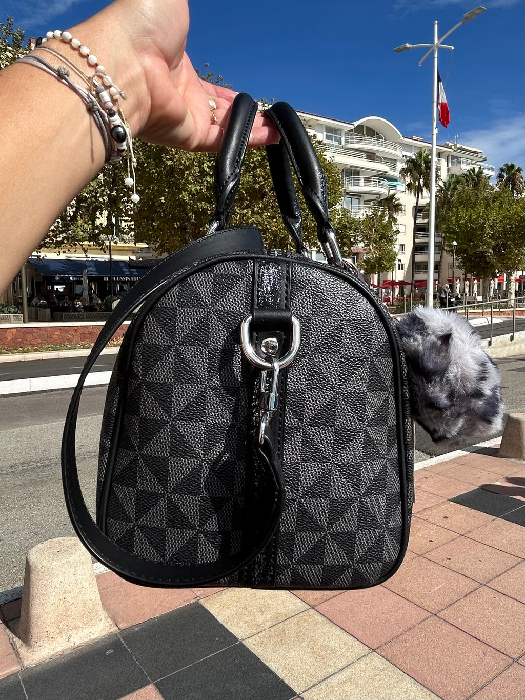 Sac Boston noir DANS QUEL MONDE VIT-ON !