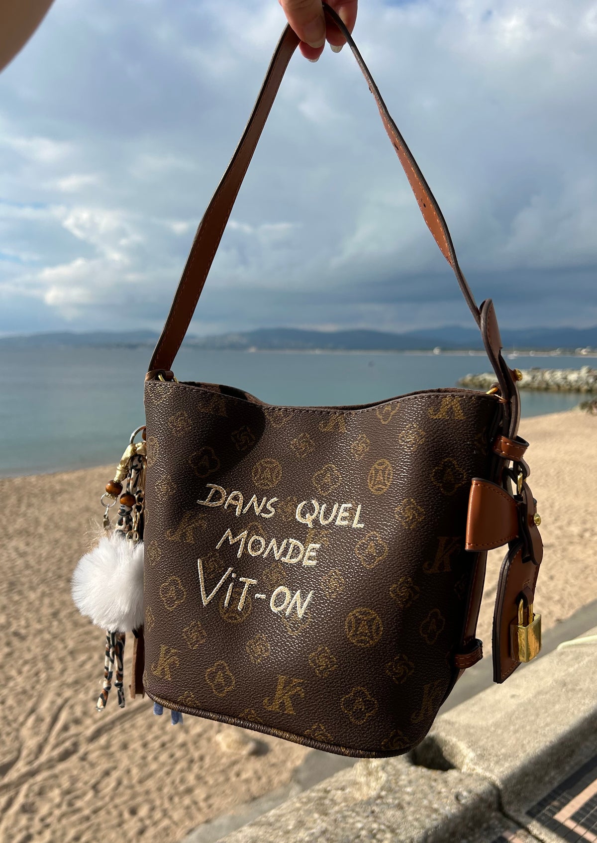 Sac Chic et pochette « Dans quel monde Vit-on »