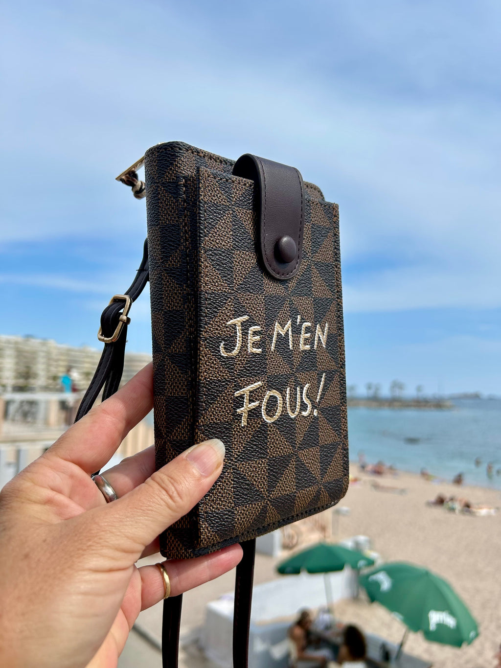 Pochette téléphone marron JE M’EN FOUS !
