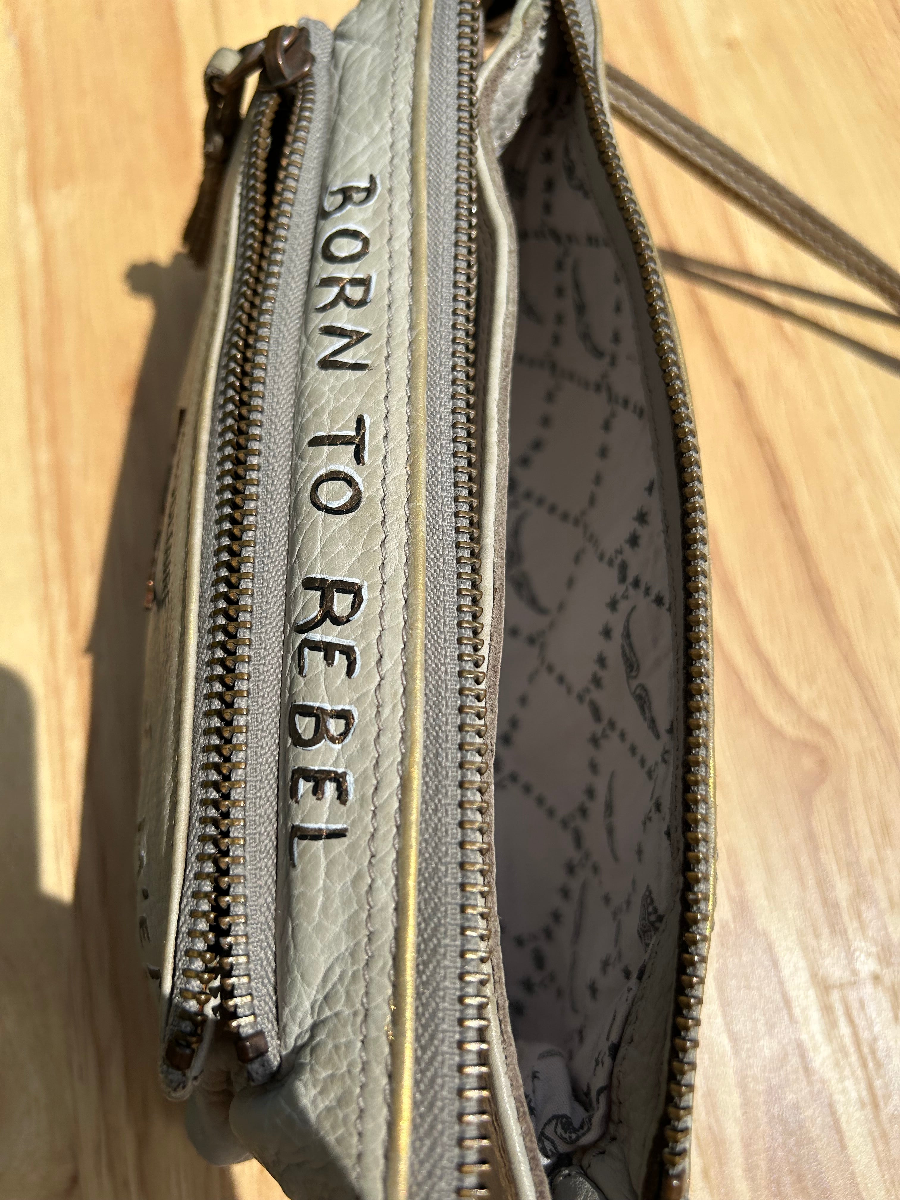 Pochette cuir ZADIG vintage customisée JE M’EN FOUS